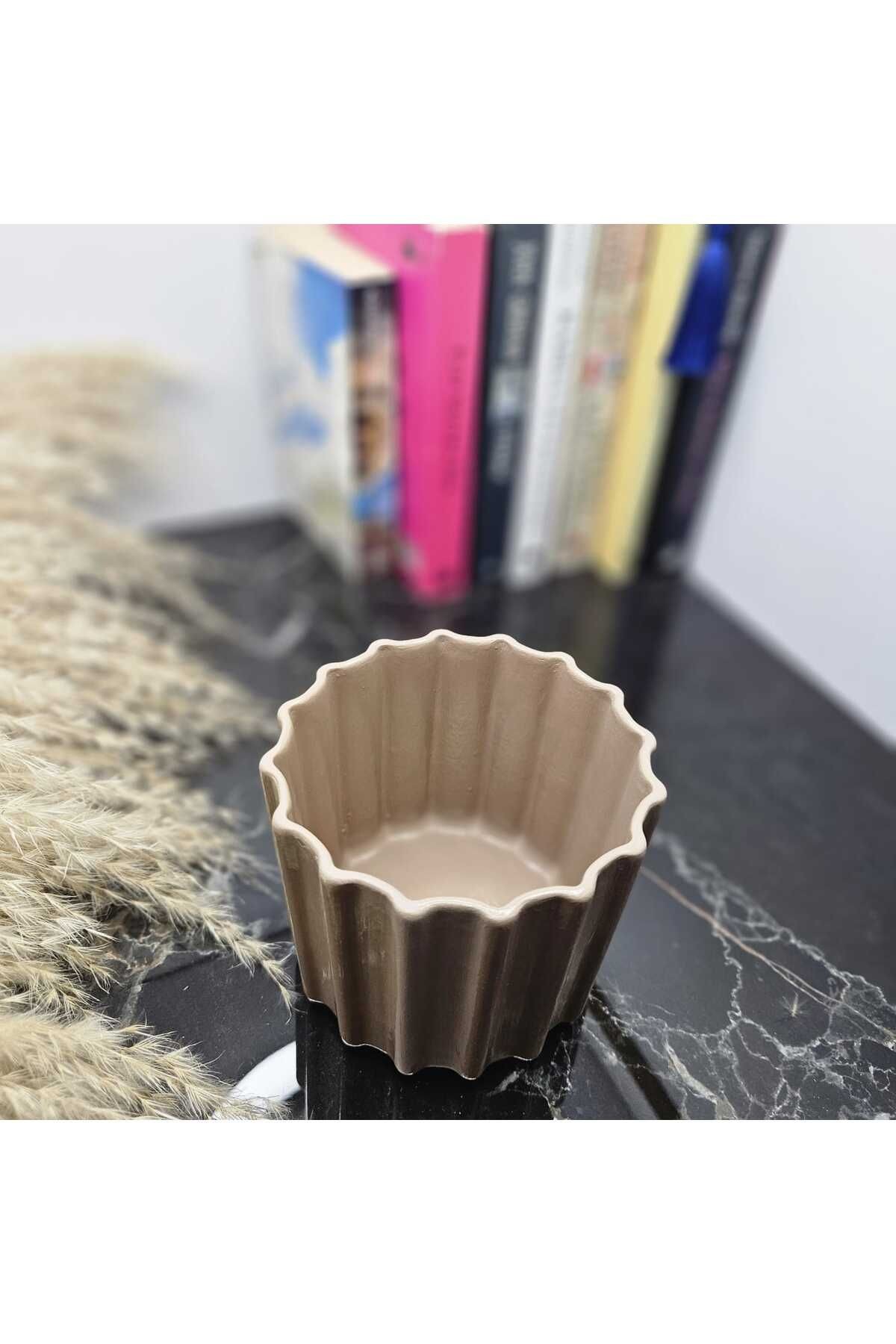 Minimalist Dalgalı Bej Seramik Saksı 10 Cm