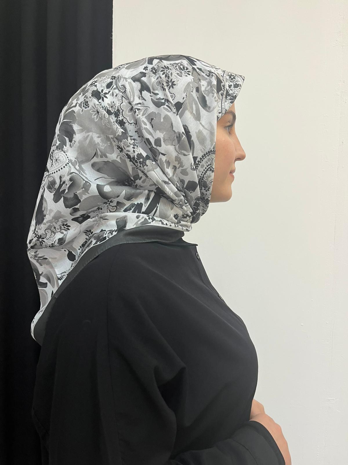Flora Canlı Çiçek Desenli Eşarp