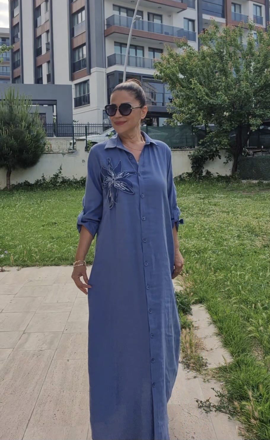 Tencel Göğüsünde Çiçek Aksesuarlı Elbise