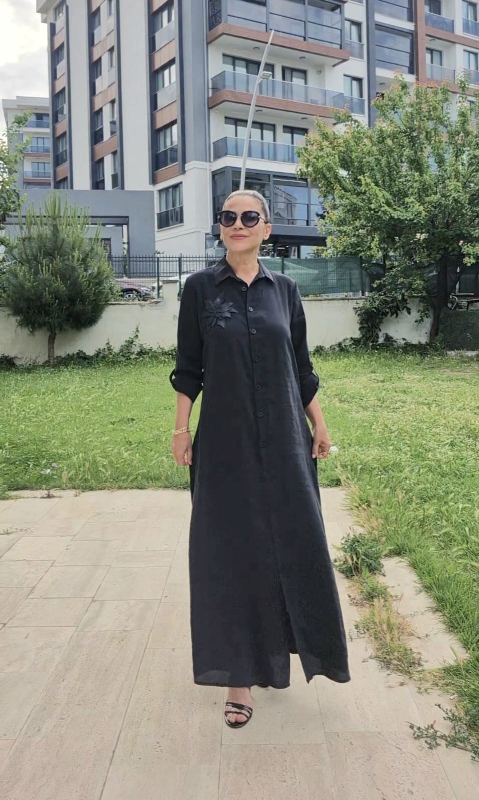 Tencel Göğüsünde Çiçek Aksesuarlı Elbise
