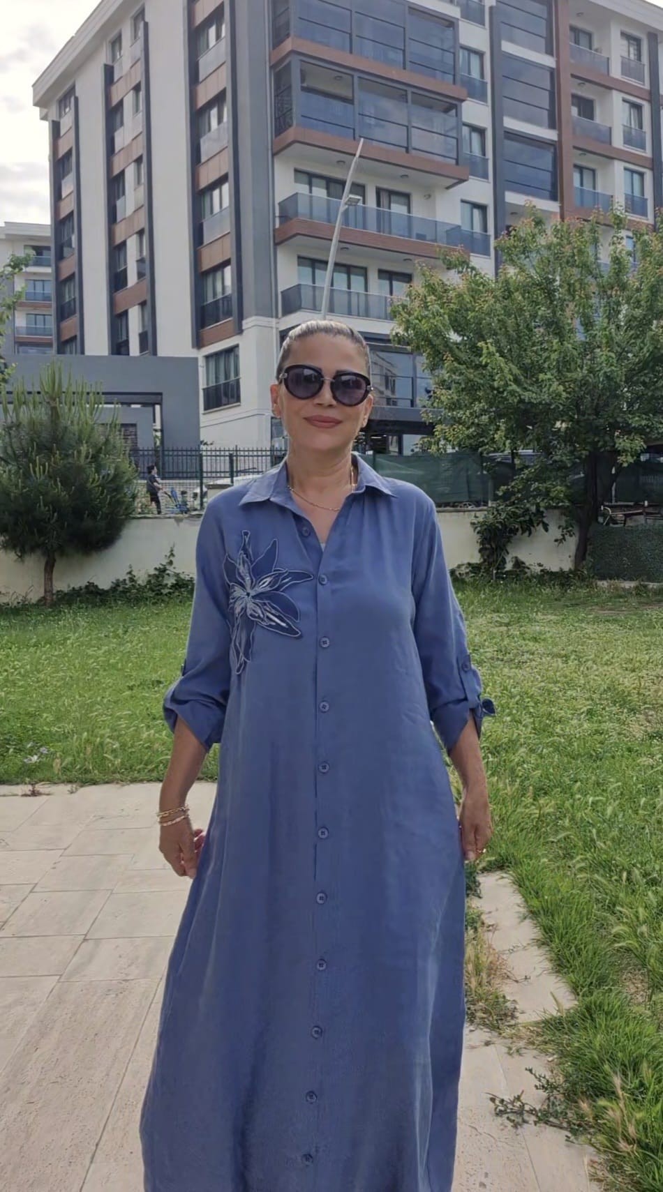 Tencel Göğüsünde Çiçek Aksesuarlı Elbise