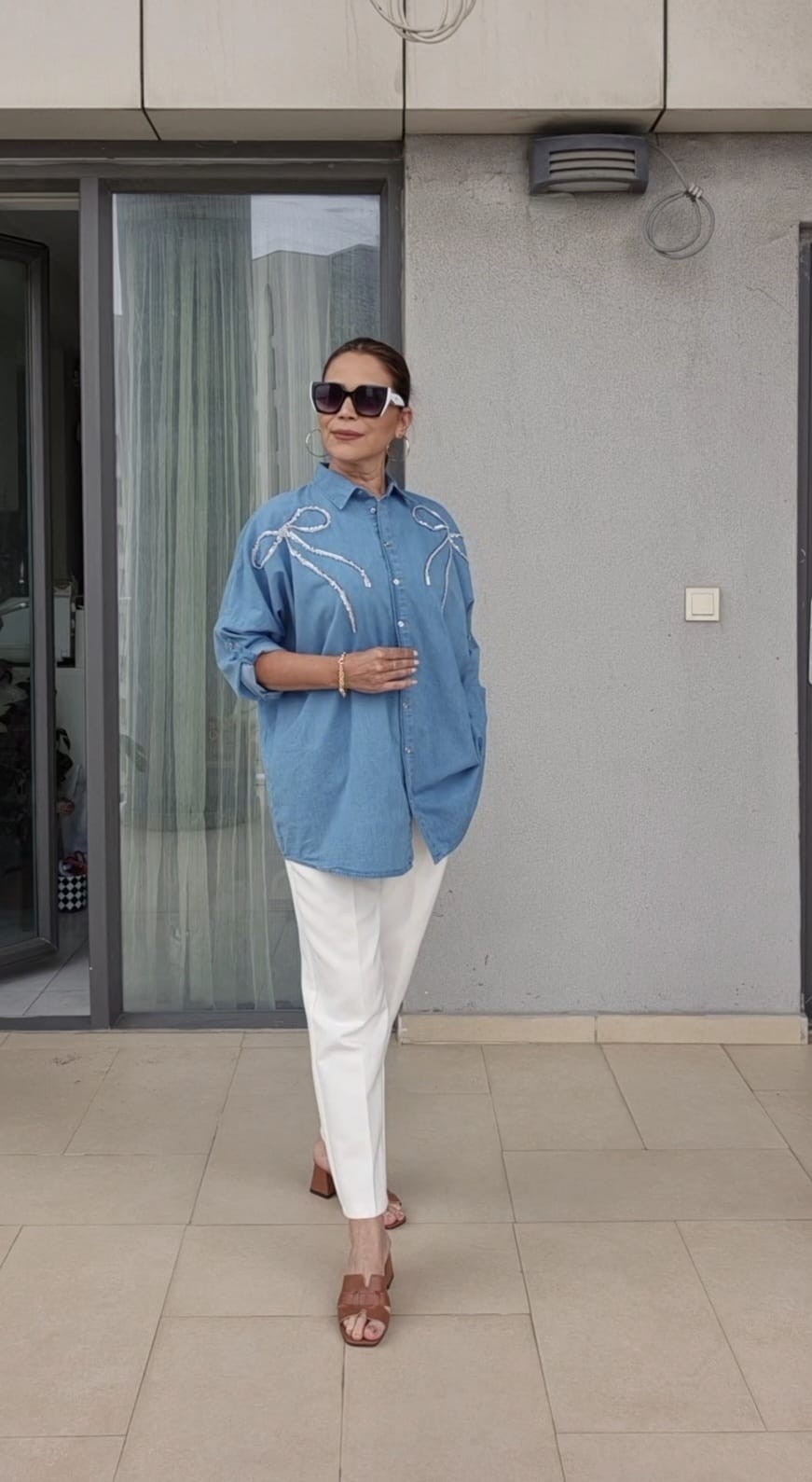 Nakışı Pullu ve Taşlı Tencel Gömlek