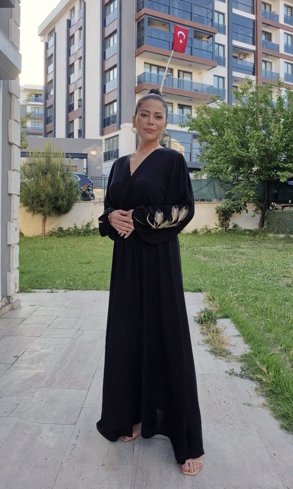 Kolları Nakışlı Kruvaze Beli Lastikli Viskon Elbise