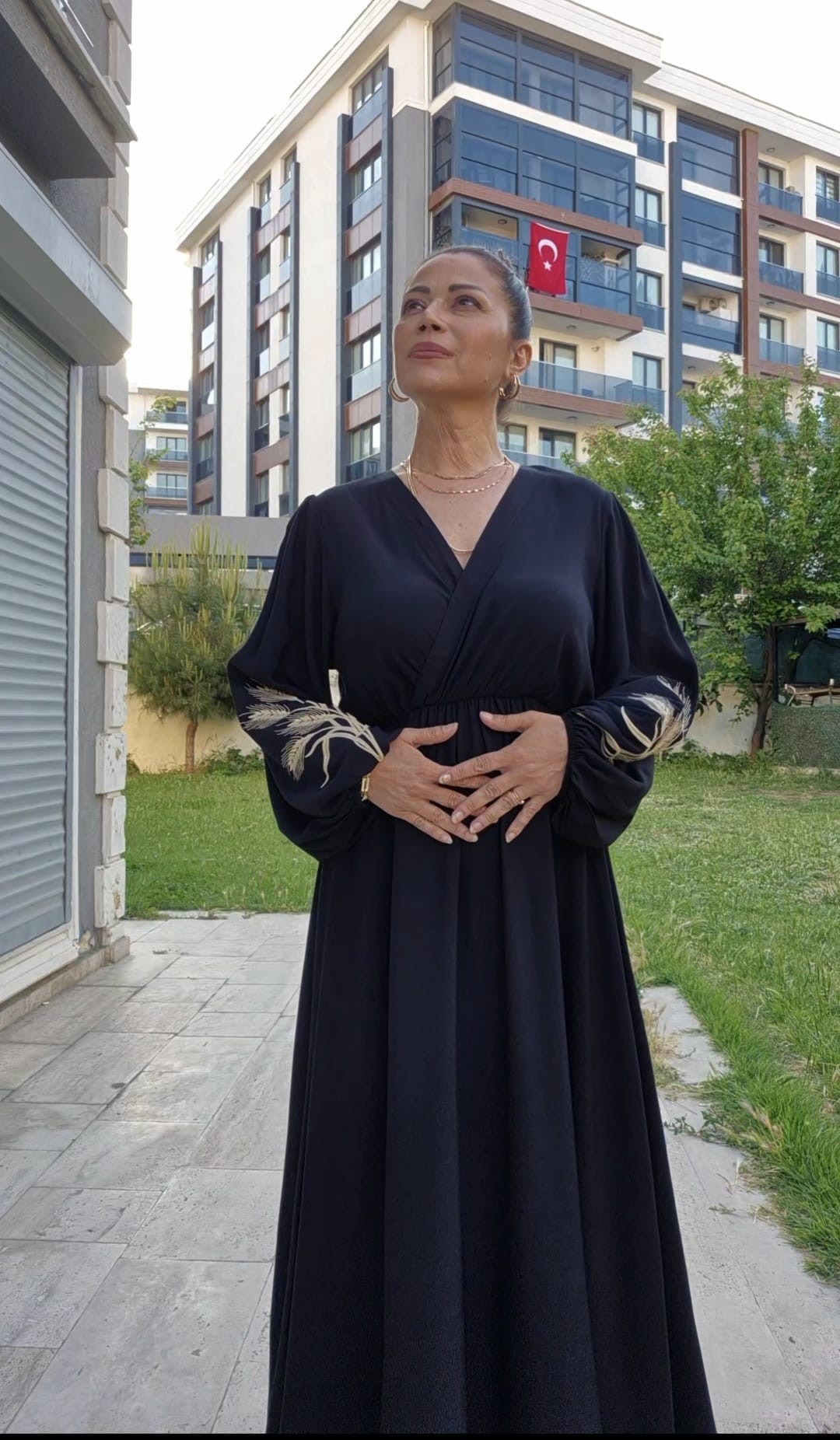 Kolları Nakışlı Kruvaze Beli Lastikli Viskon Elbise