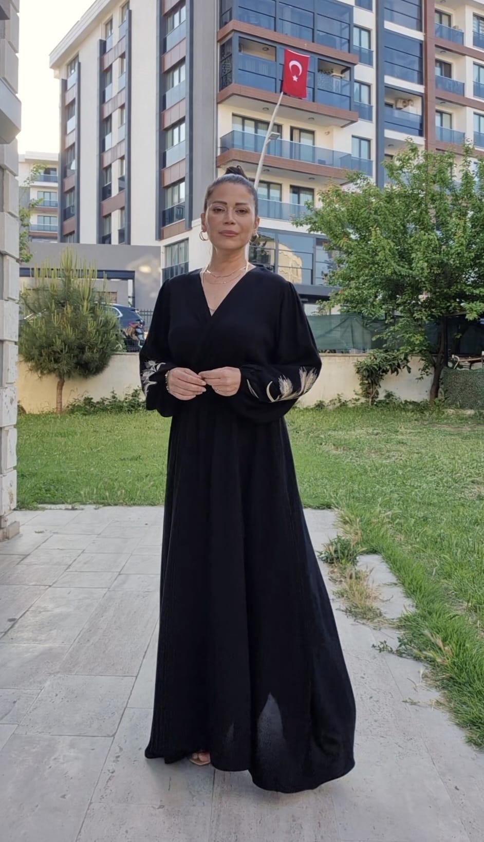 Kolları Nakışlı Kruvaze Beli Lastikli Viskon Elbise