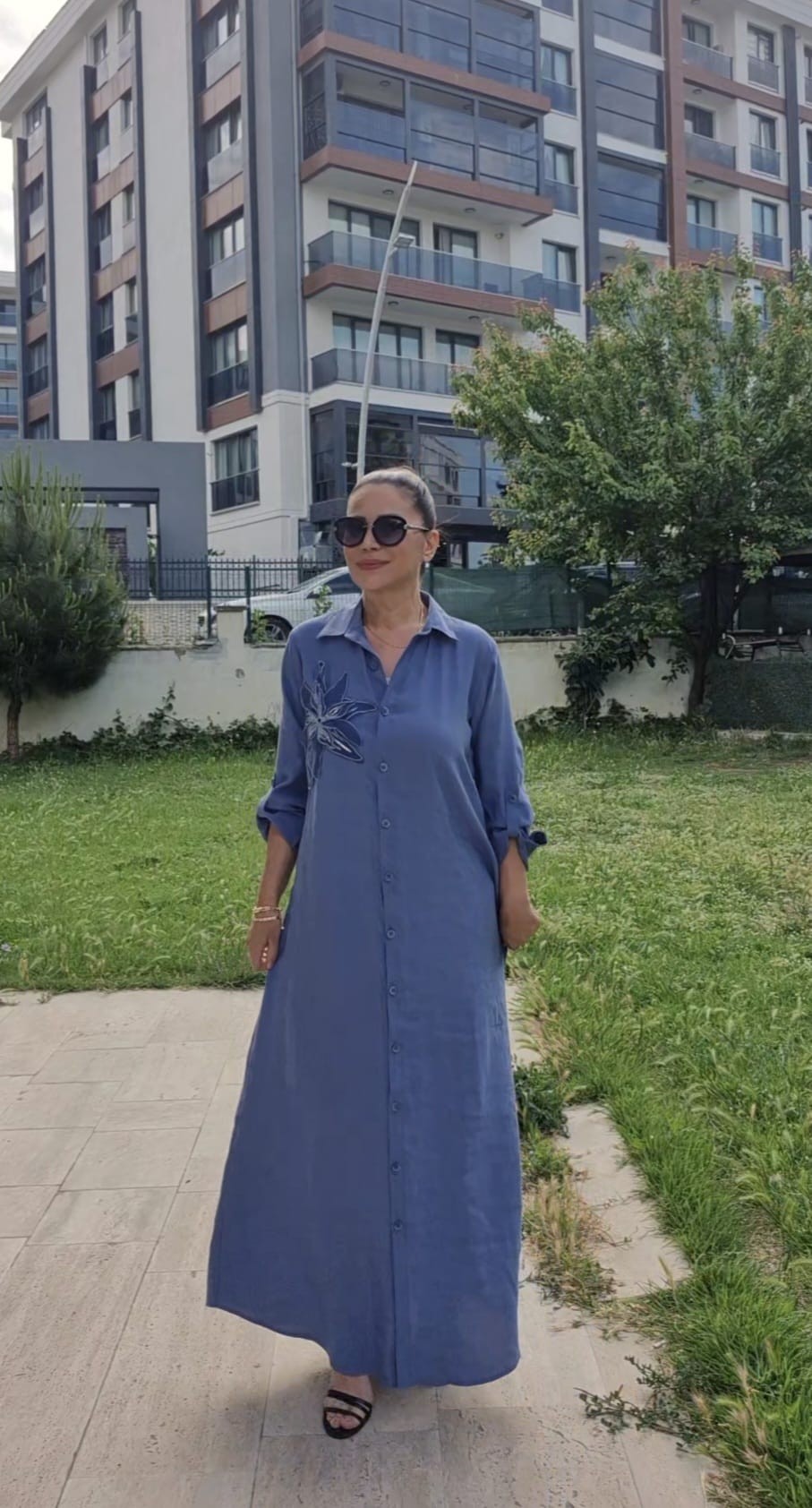 Tencel Göğüsünde Çiçek Aksesuarlı Elbise