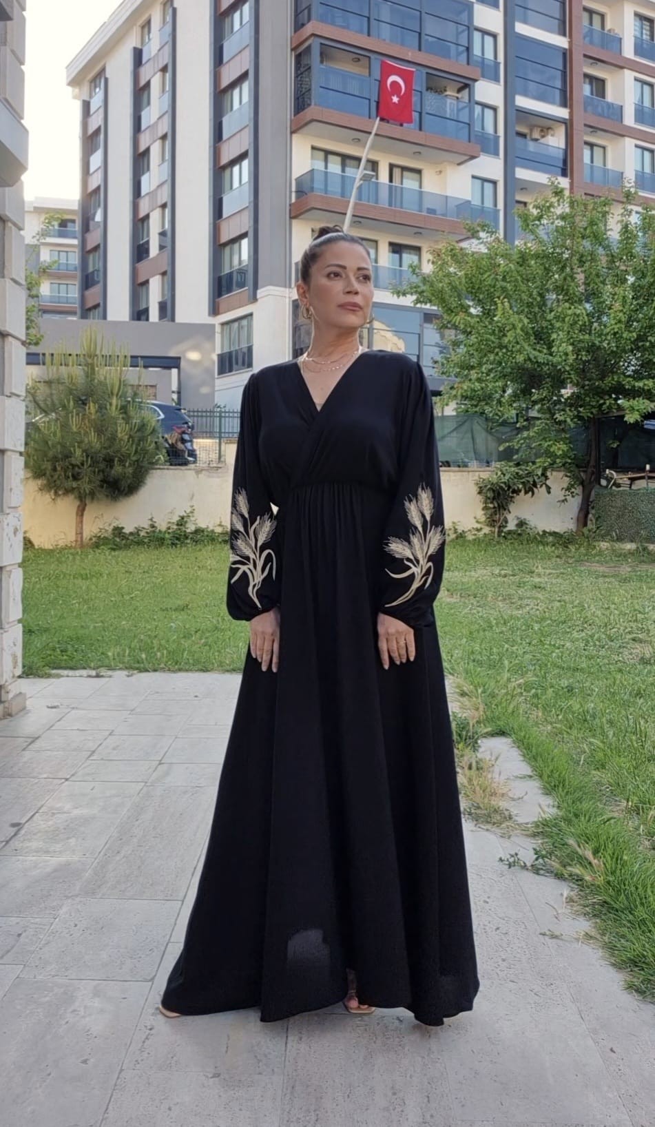 Kolları Nakışlı Kruvaze Beli Lastikli Viskon Elbise