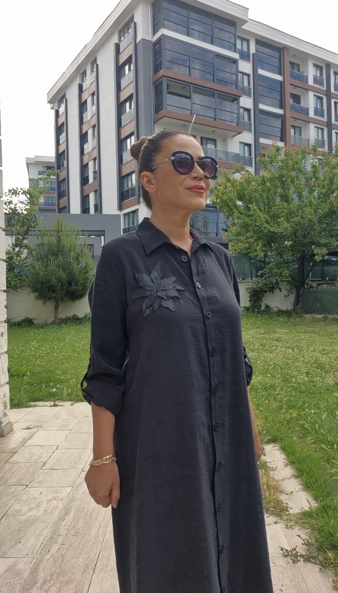 Tencel Göğüsünde Çiçek Aksesuarlı Elbise