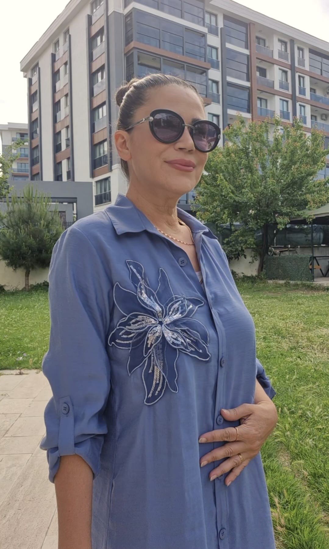 Tencel Göğüsünde Çiçek Aksesuarlı Elbise