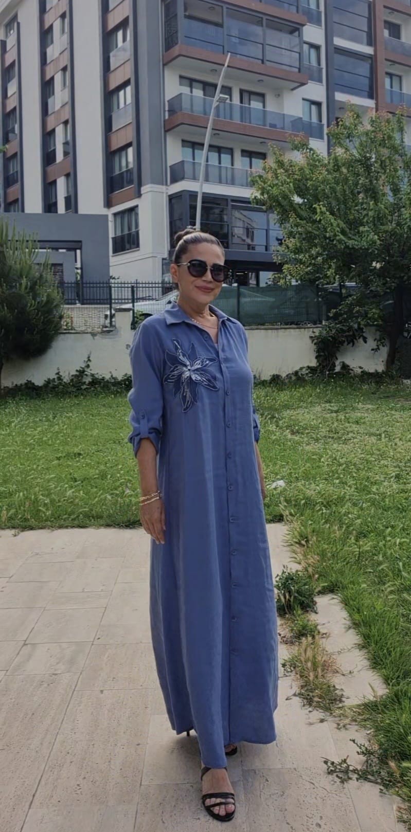 Tencel Göğüsünde Çiçek Aksesuarlı Elbise