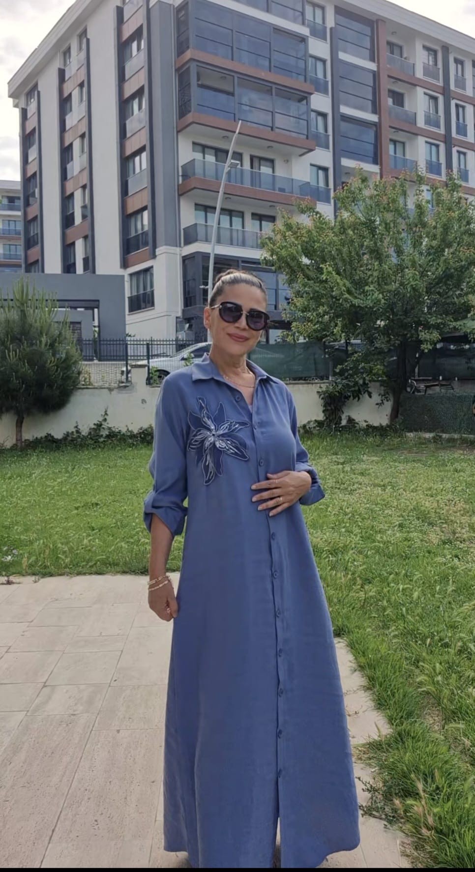 Tencel Göğüsünde Çiçek Aksesuarlı Elbise
