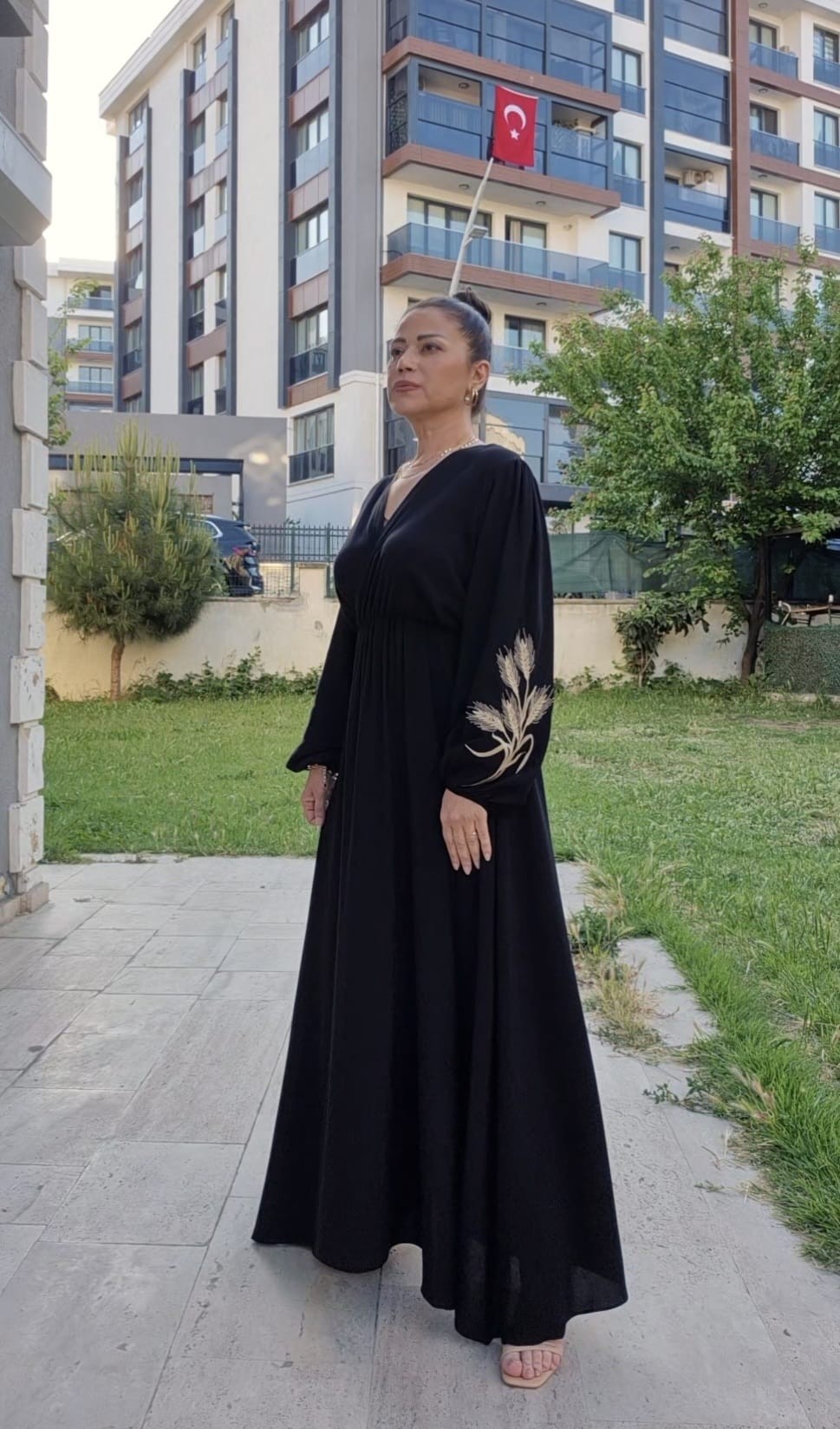 Kolları Nakışlı Kruvaze Beli Lastikli Viskon Elbise