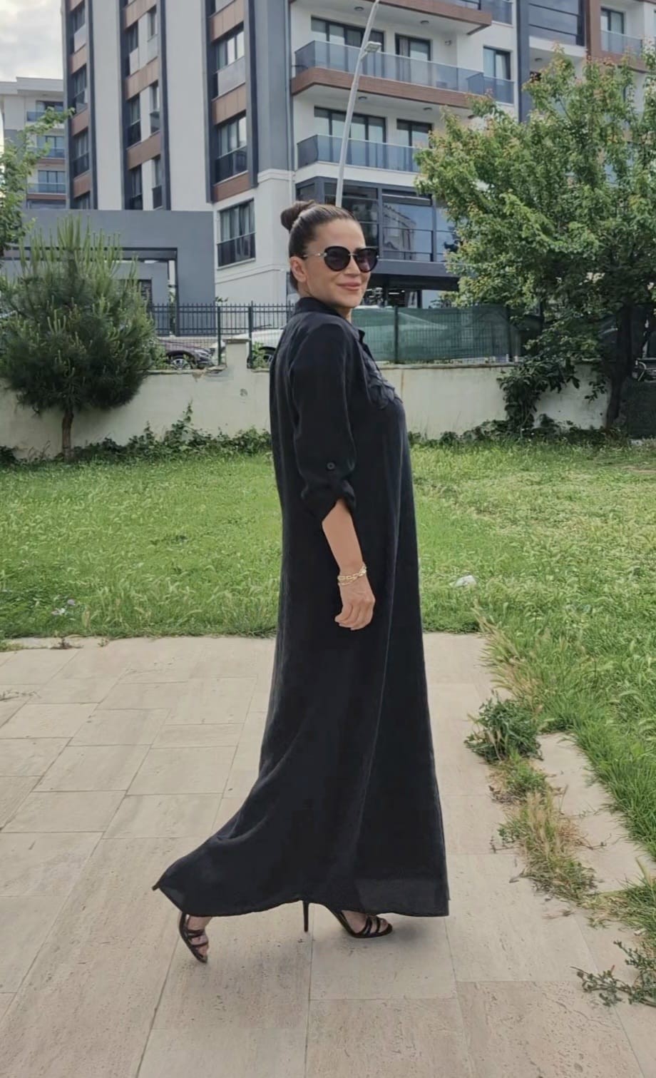 Tencel Göğüsünde Çiçek Aksesuarlı Elbise