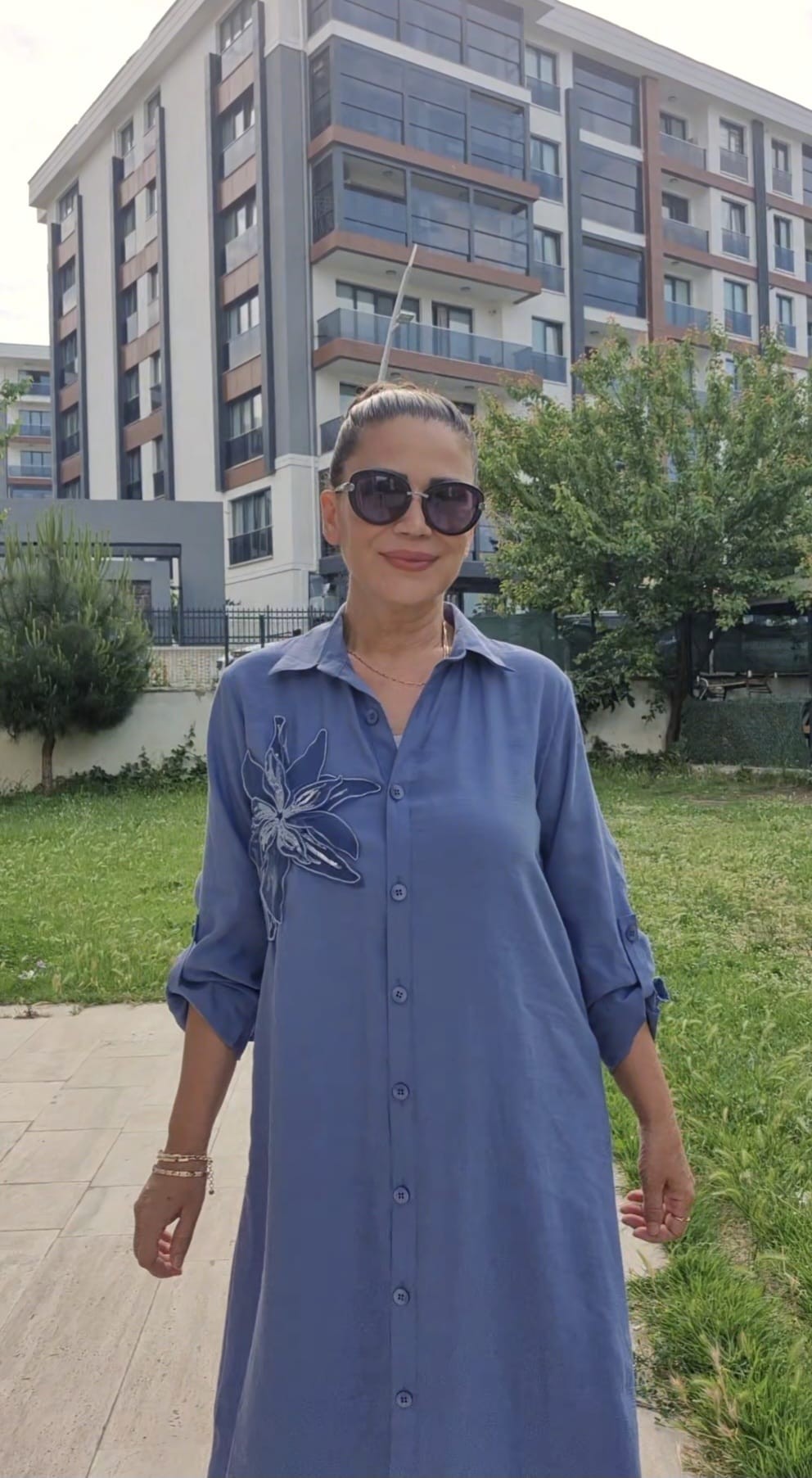 Tencel Göğüsünde Çiçek Aksesuarlı Elbise