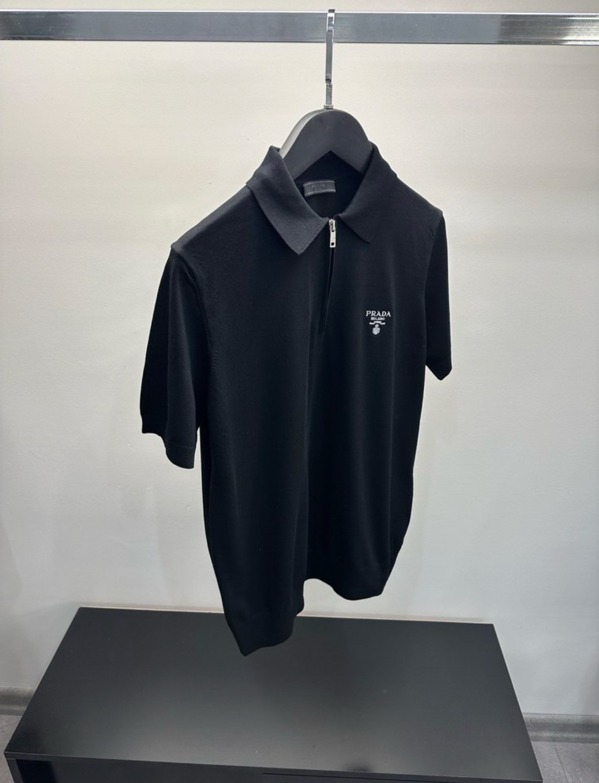 Prada Yarım Fermuarlı Triko Tişört