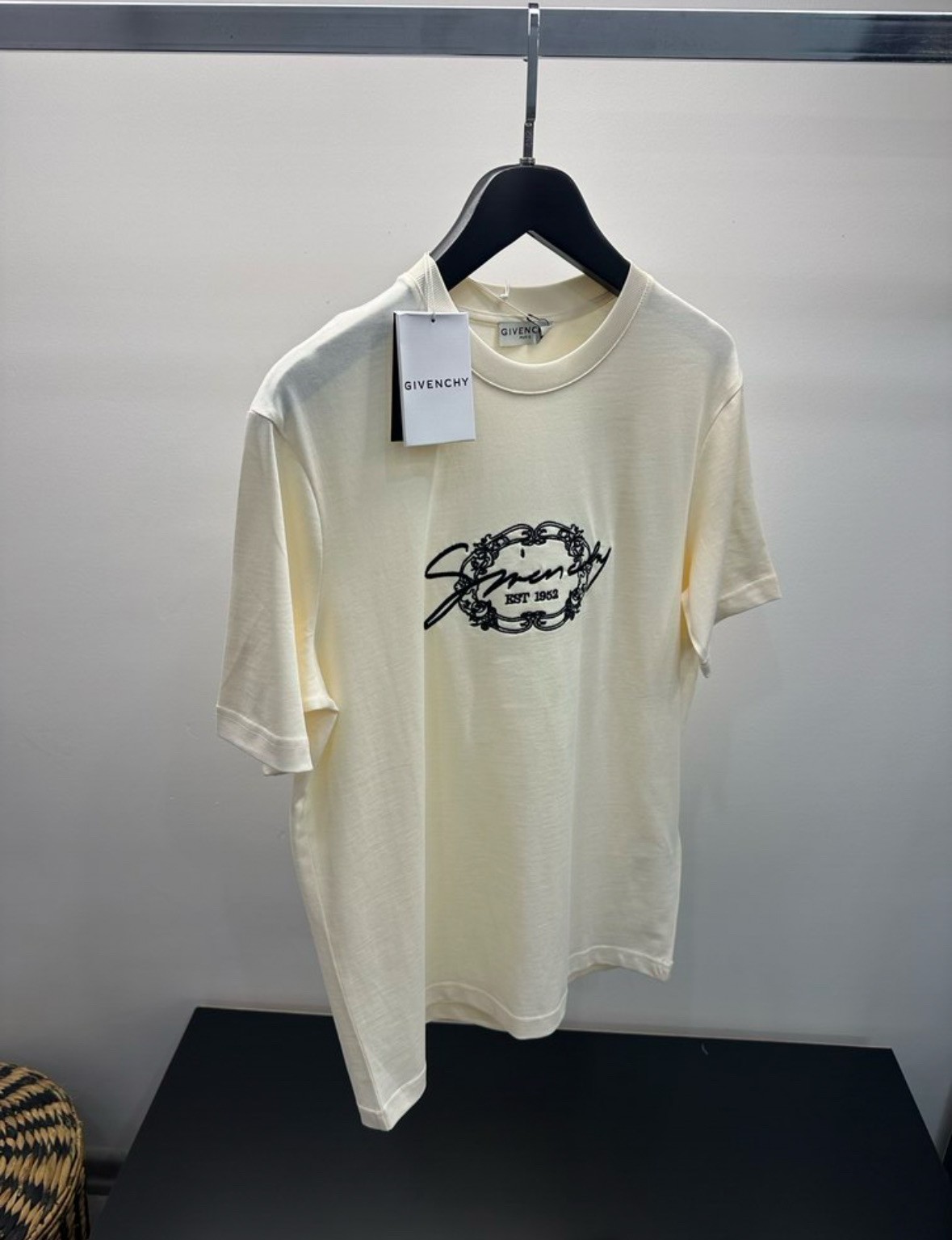 Givenchy Krem Rengi Ön Logo Tişört