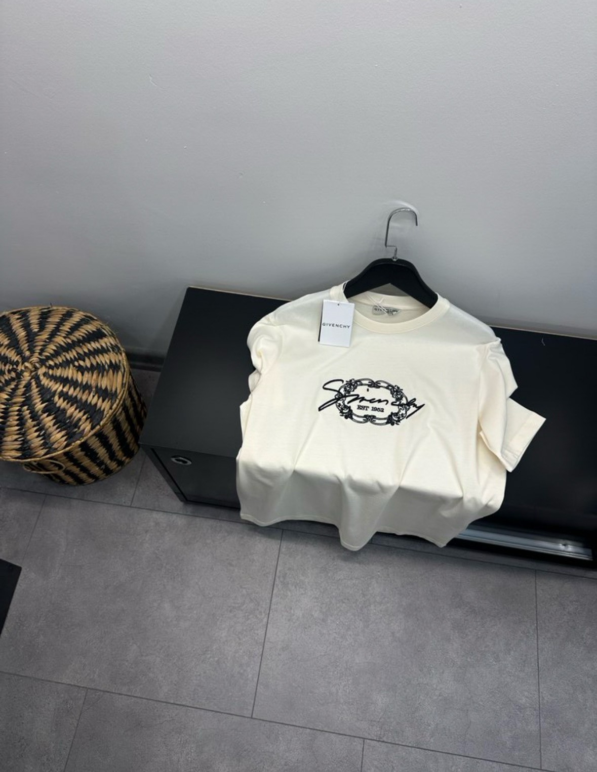 Givenchy Krem Rengi Ön Logo Tişört