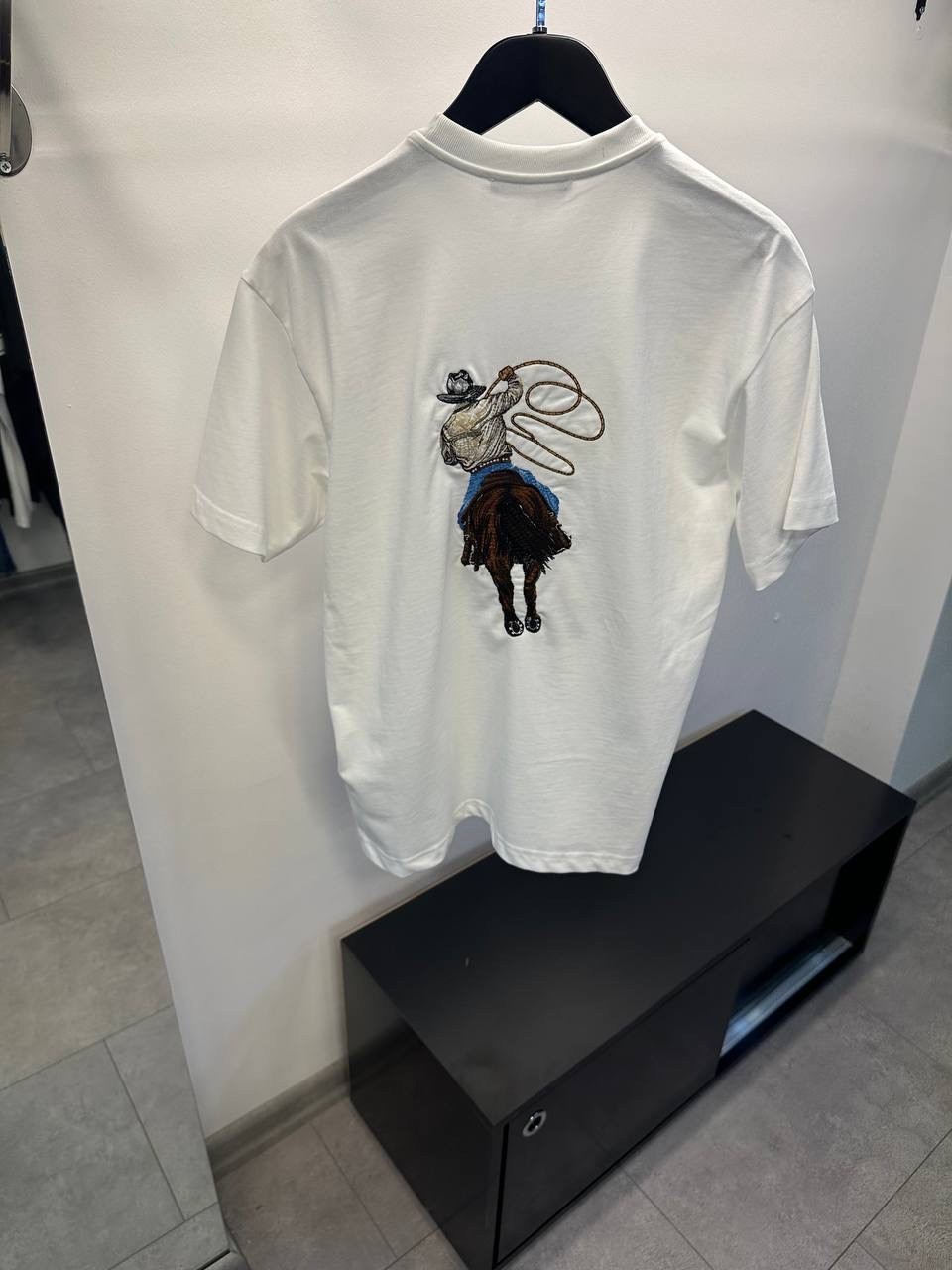 LV At Figürlü Nakışlı Tişört