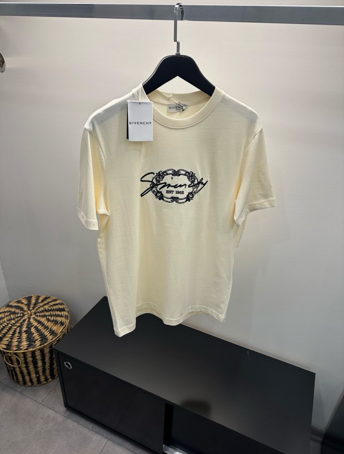 Givenchy Krem Rengi Ön Logo Tişört