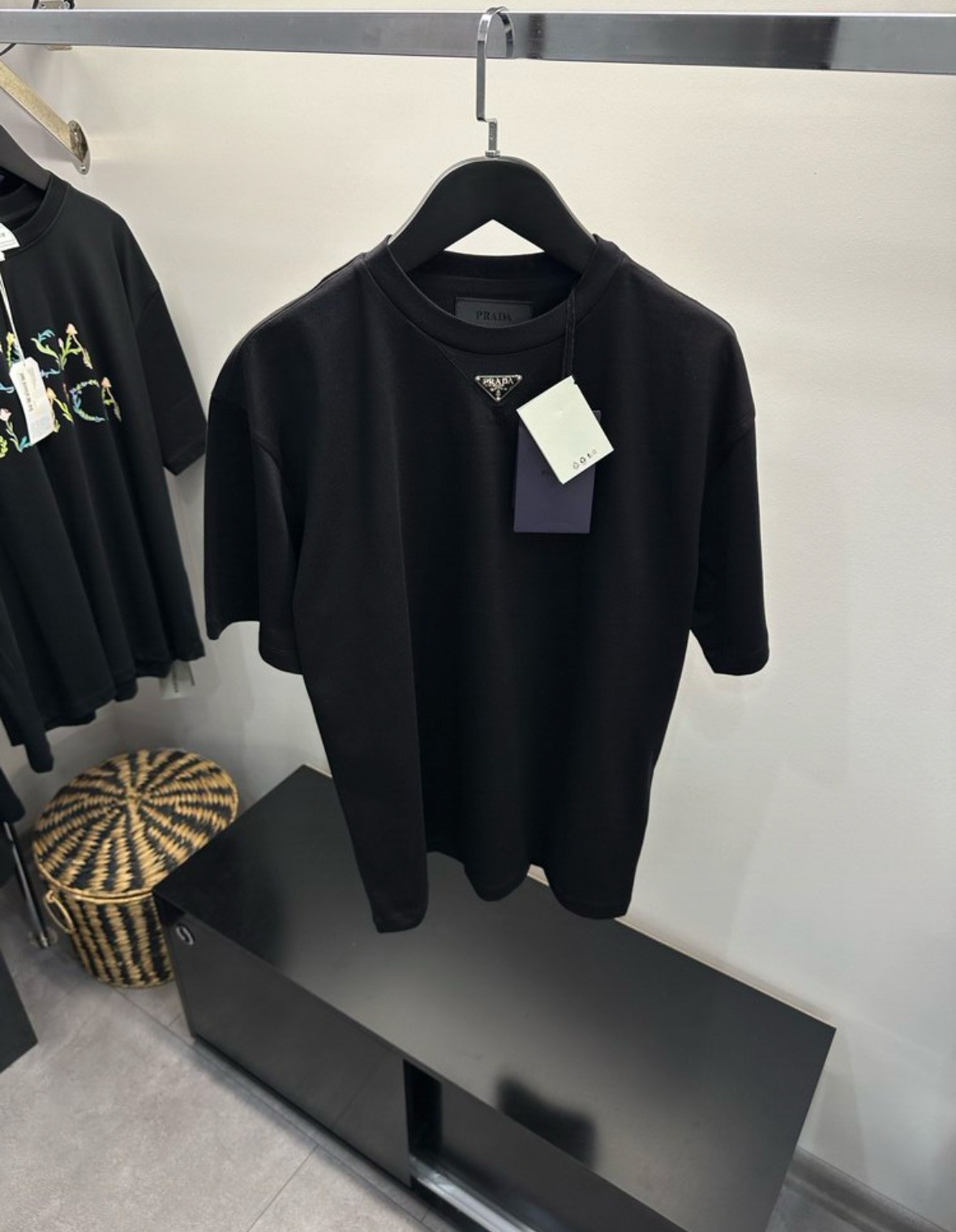Prada Üçgen Plaka Siyah Tişört