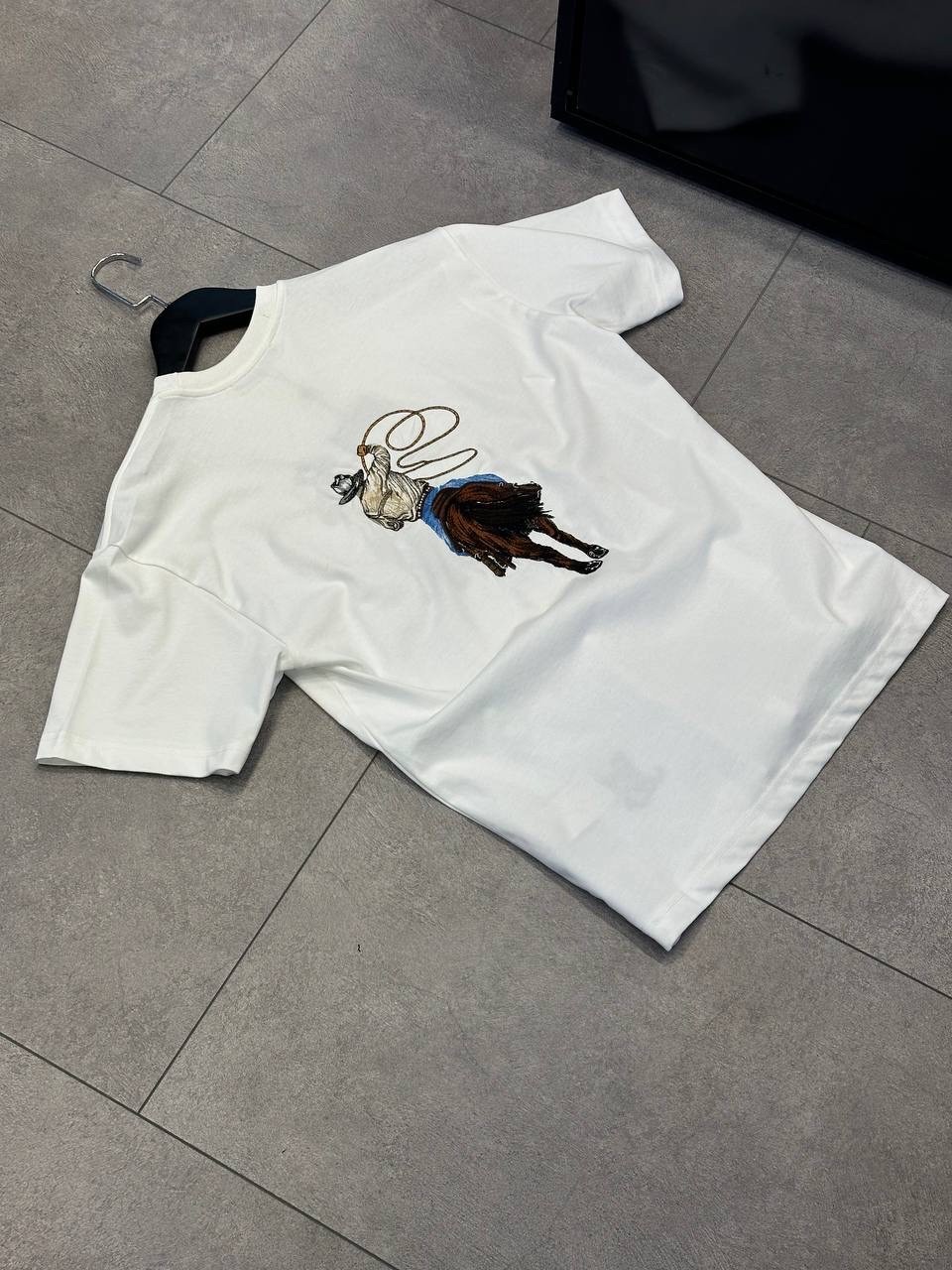 LV At Figürlü Nakışlı Tişört