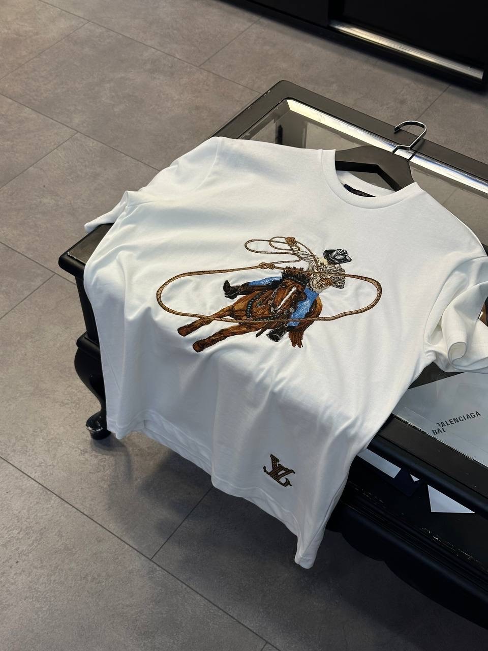 LV At Figürlü Nakışlı Tişört