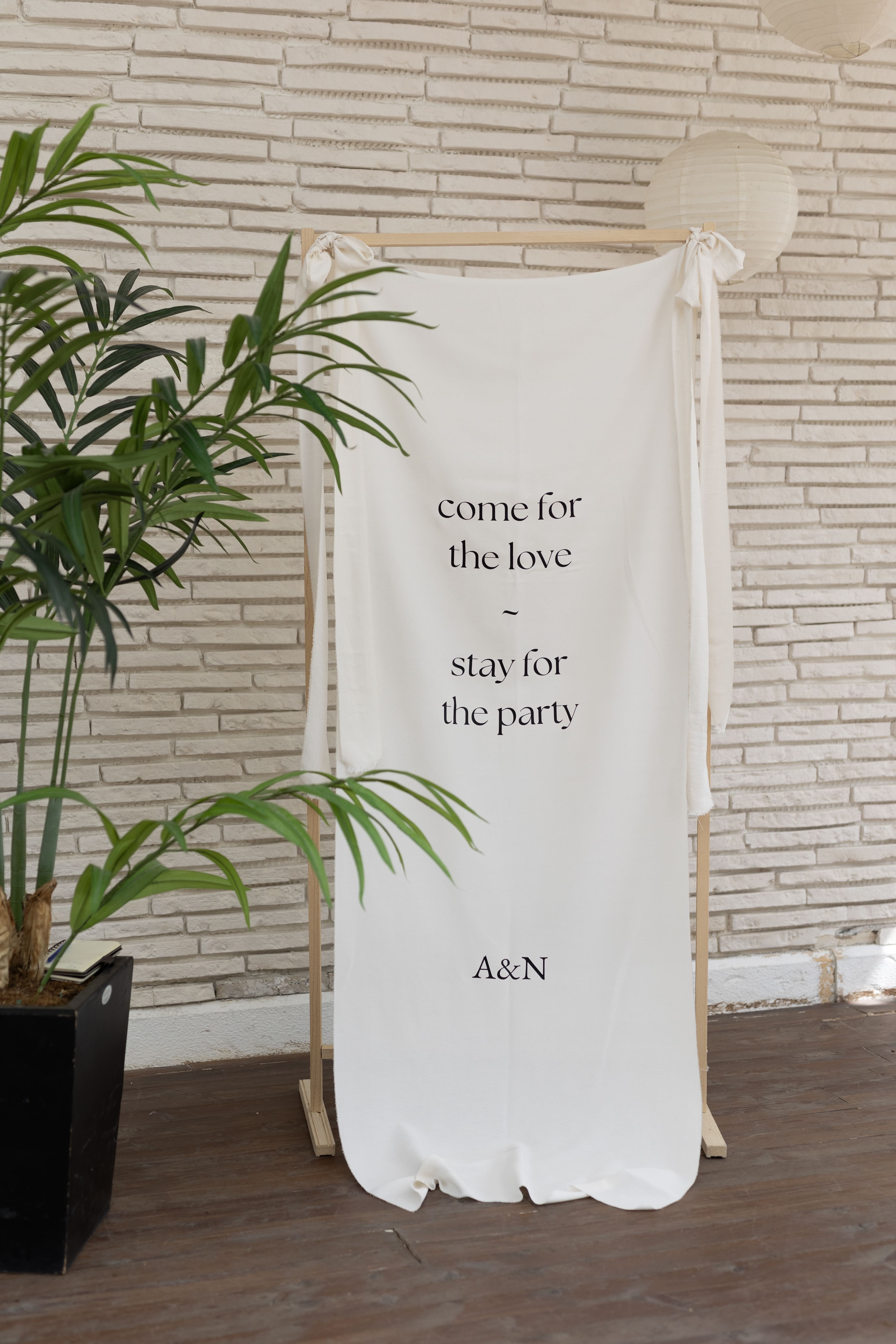 Come for the love stay for the party - Düğün Karşılama Panosu - Kumaş Düğün Flaması