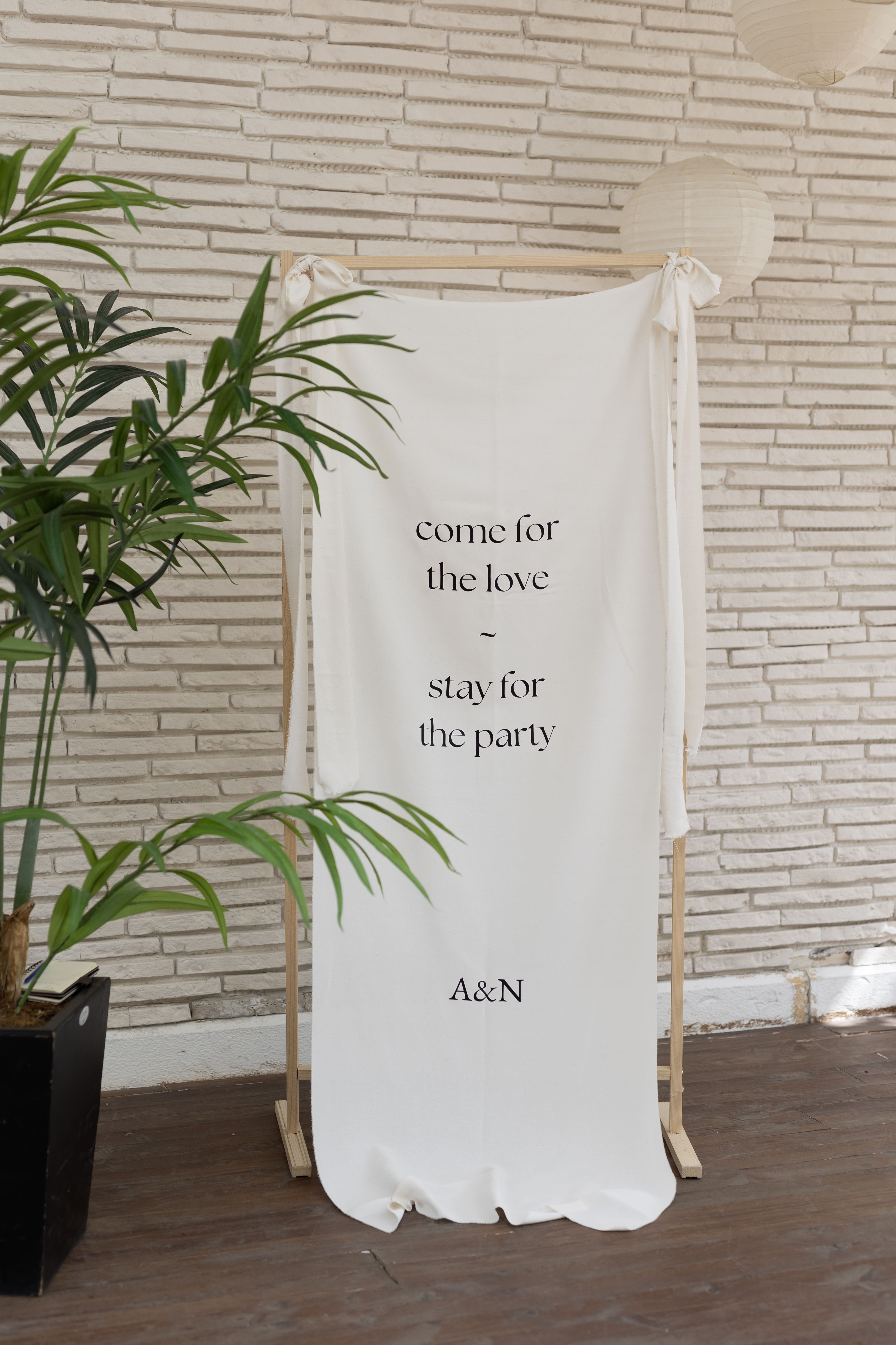 Come for the love stay for the party - Düğün Karşılama Panosu - Kumaş Düğün Flaması