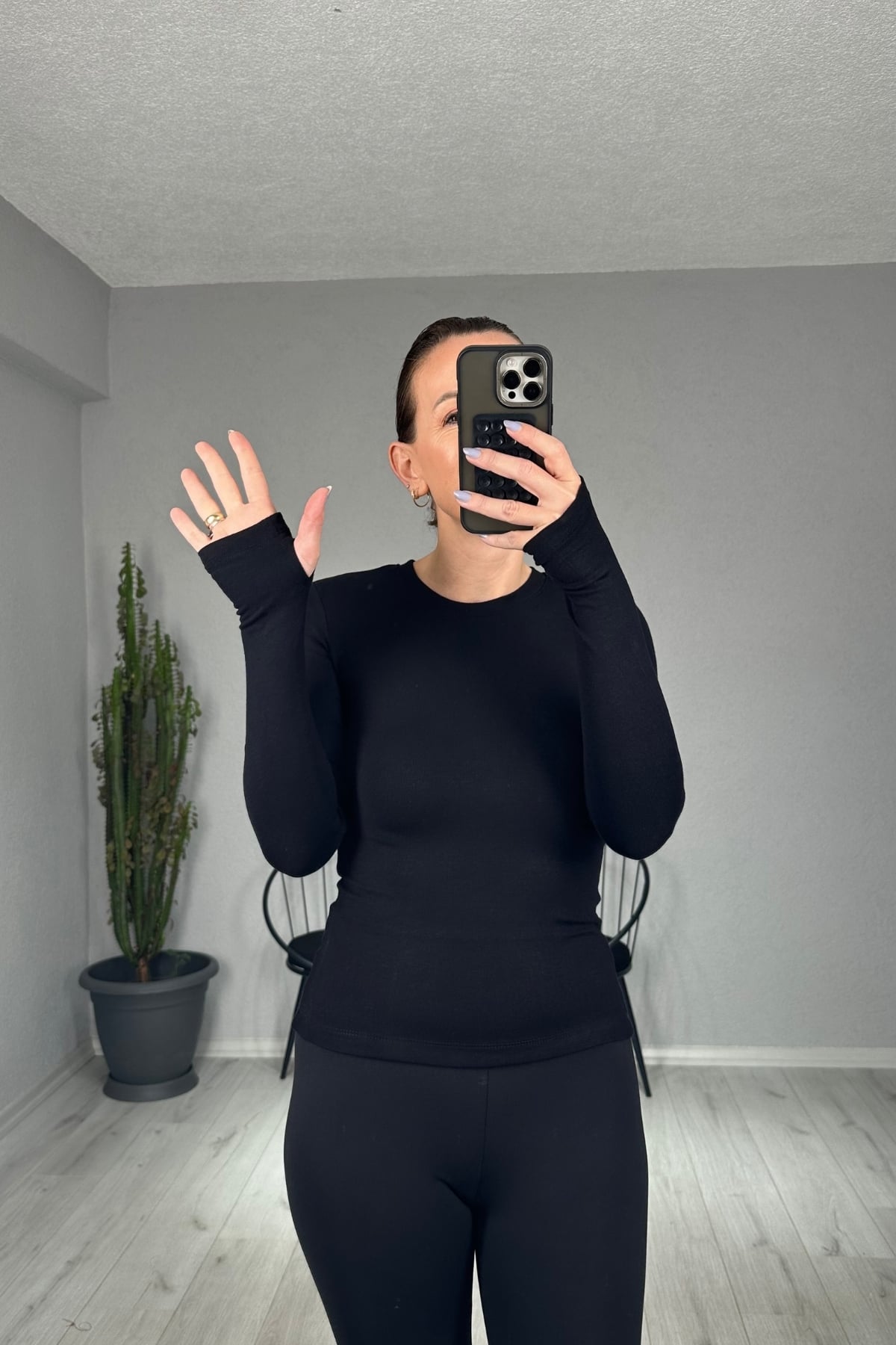 Oysh Parmak Geçmeli Uzun Kollu Body - Siyah