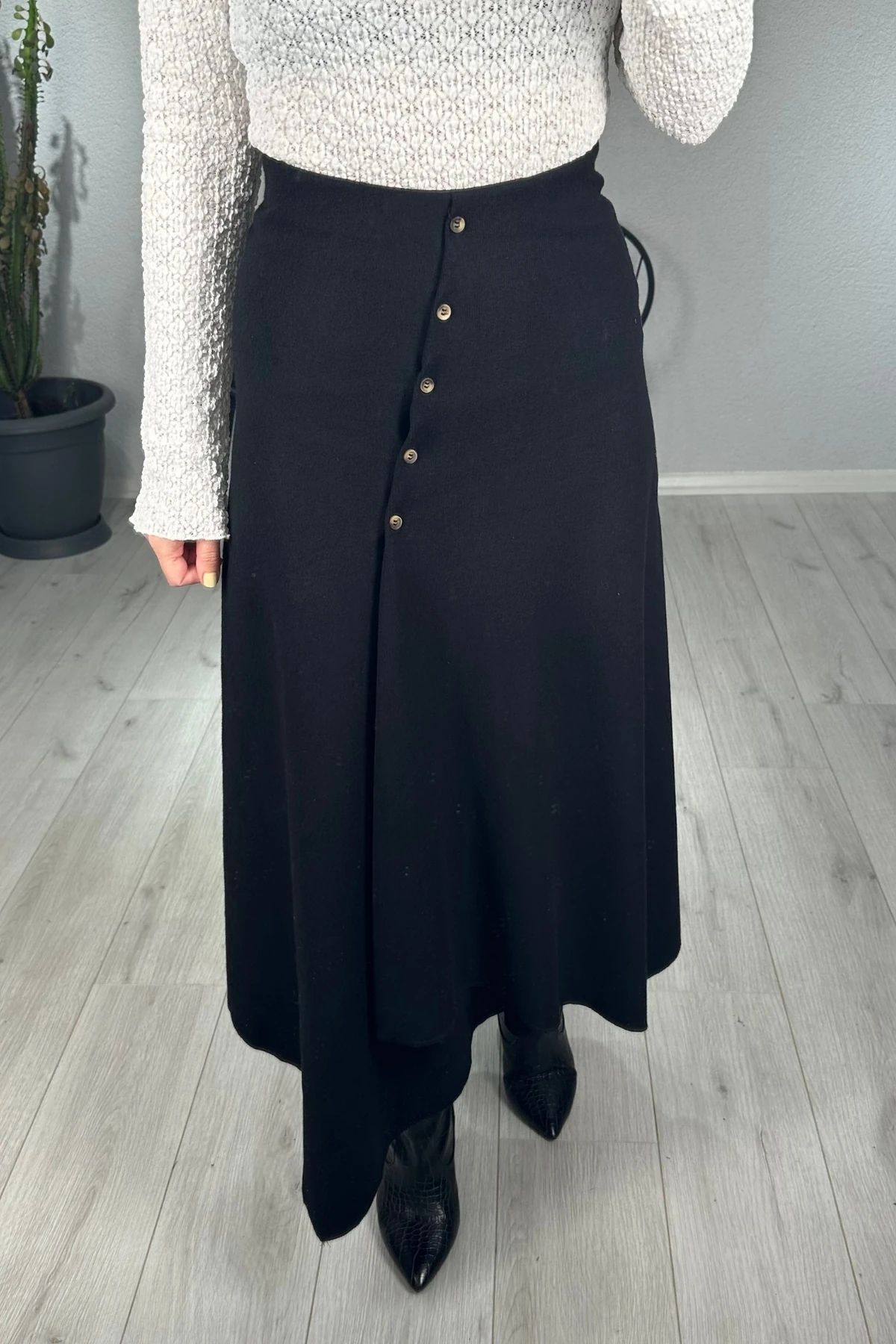 Önü Düğmeli Asimetrik Kesim Etek