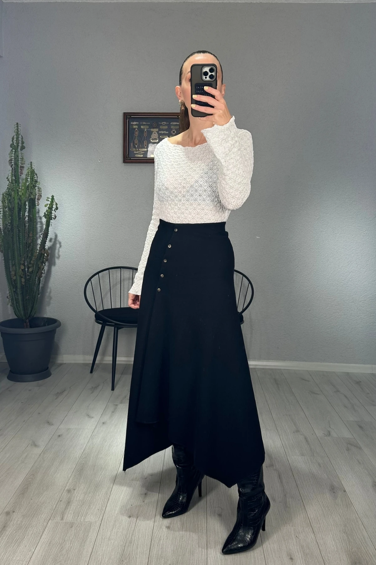 Önü Düğmeli Asimetrik Kesim Etek