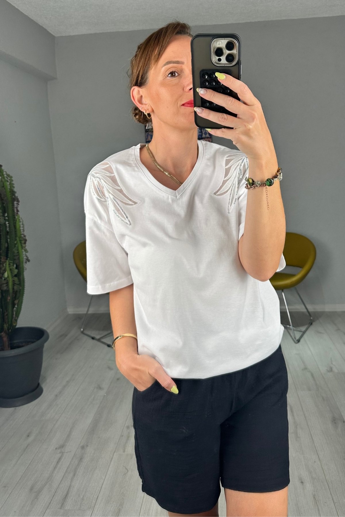Kanat Detaylı V Yaka Bluz