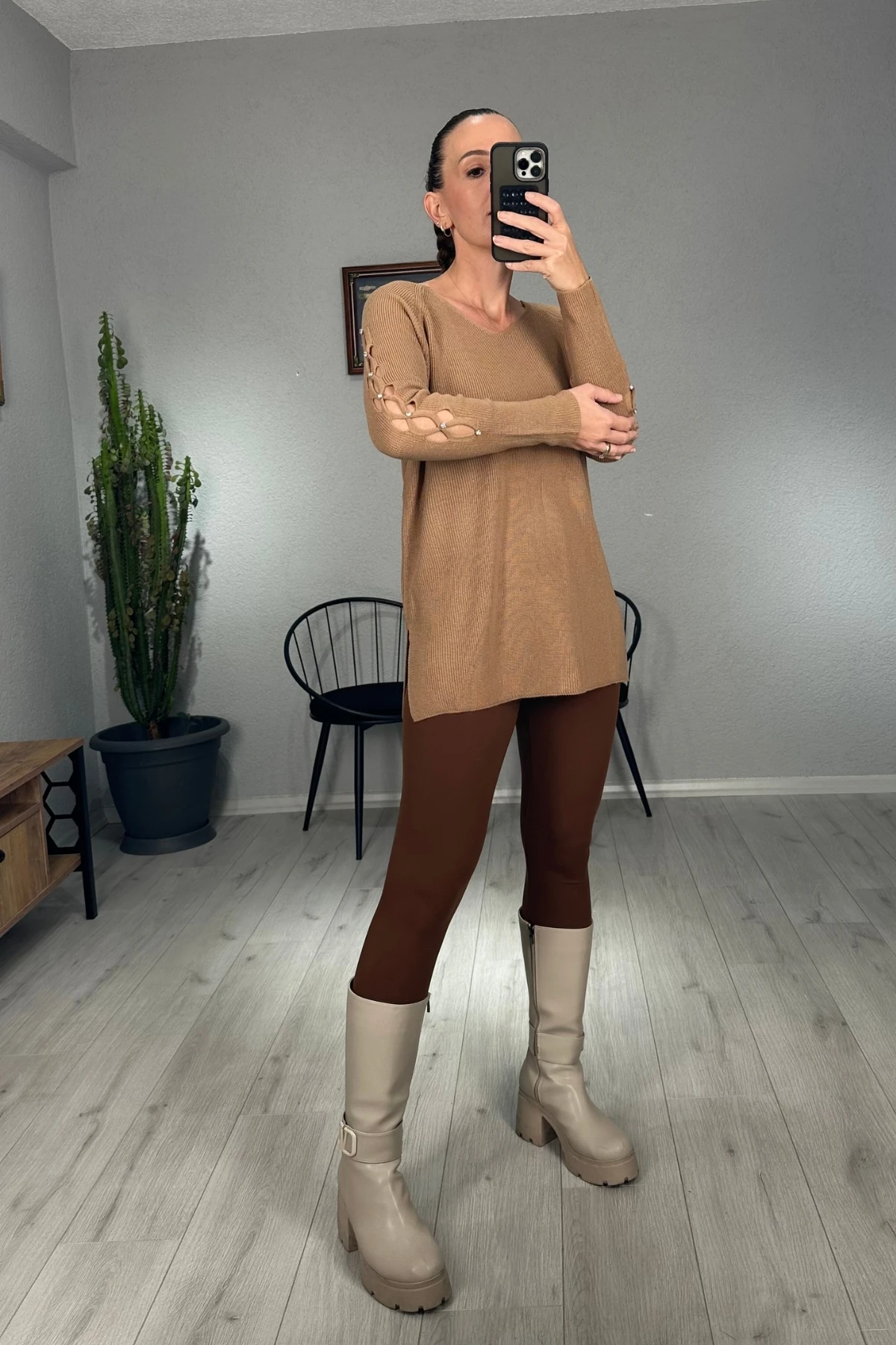 Kolu Taş işlemeli V Yaka Triko Kazak  - Vizon