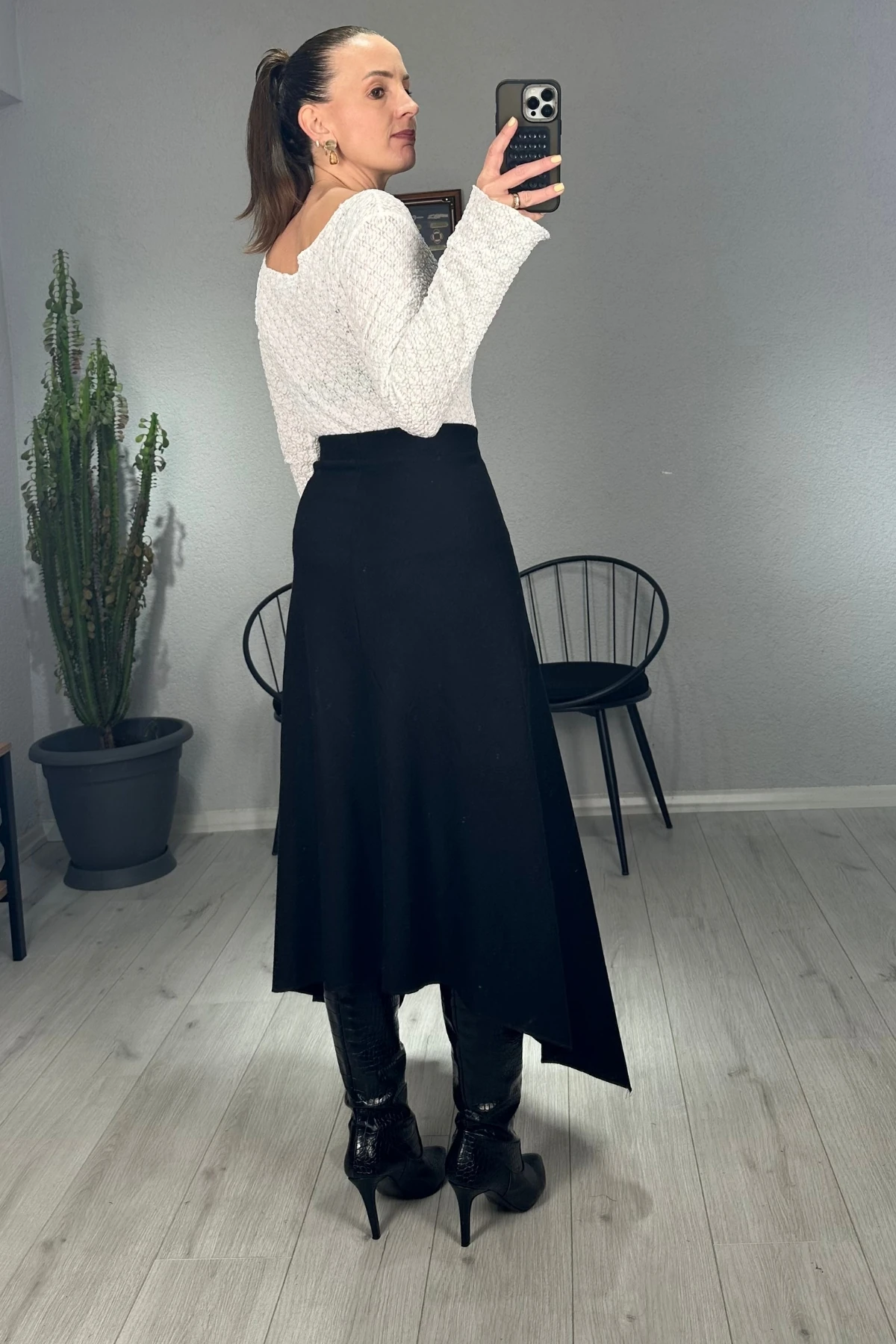 Önü Düğmeli Asimetrik Kesim Etek