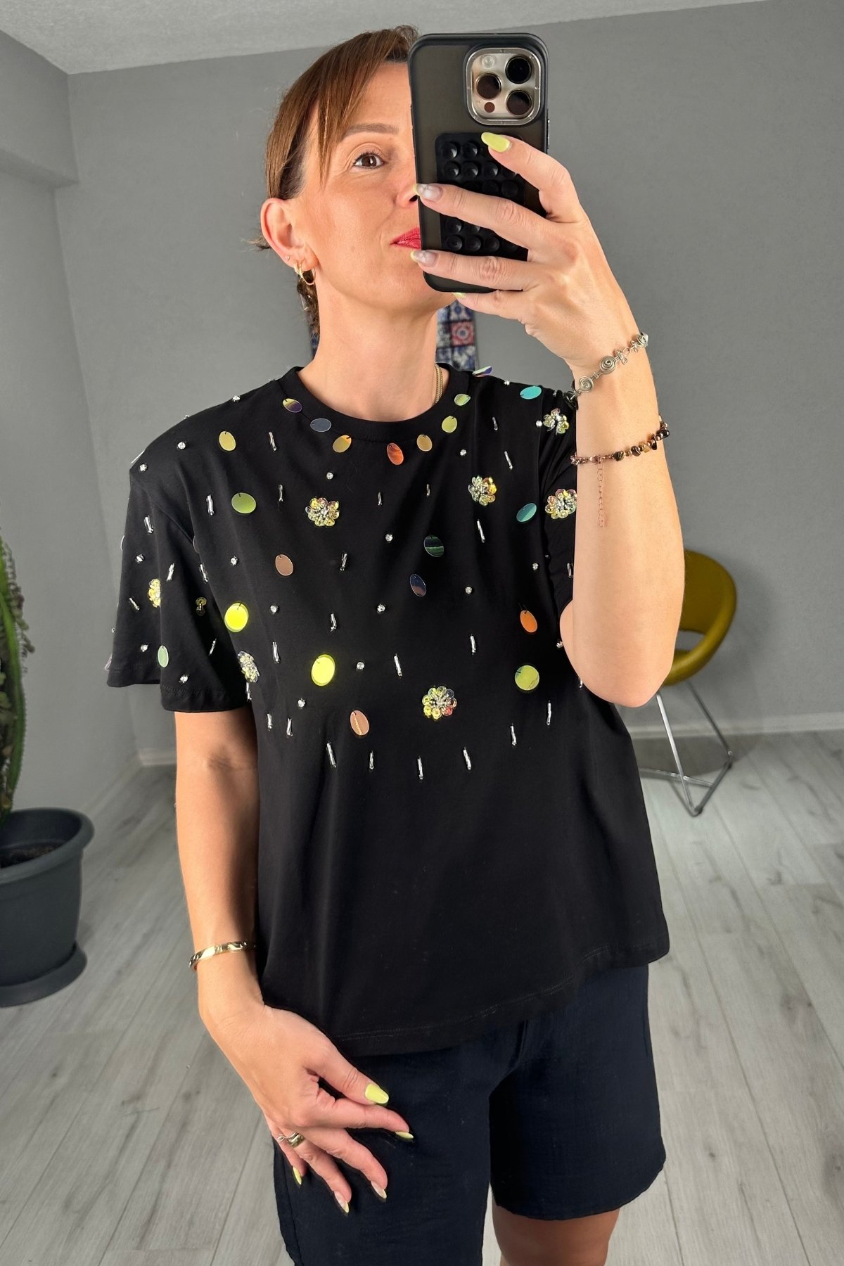 Pul Detaylı Tişört