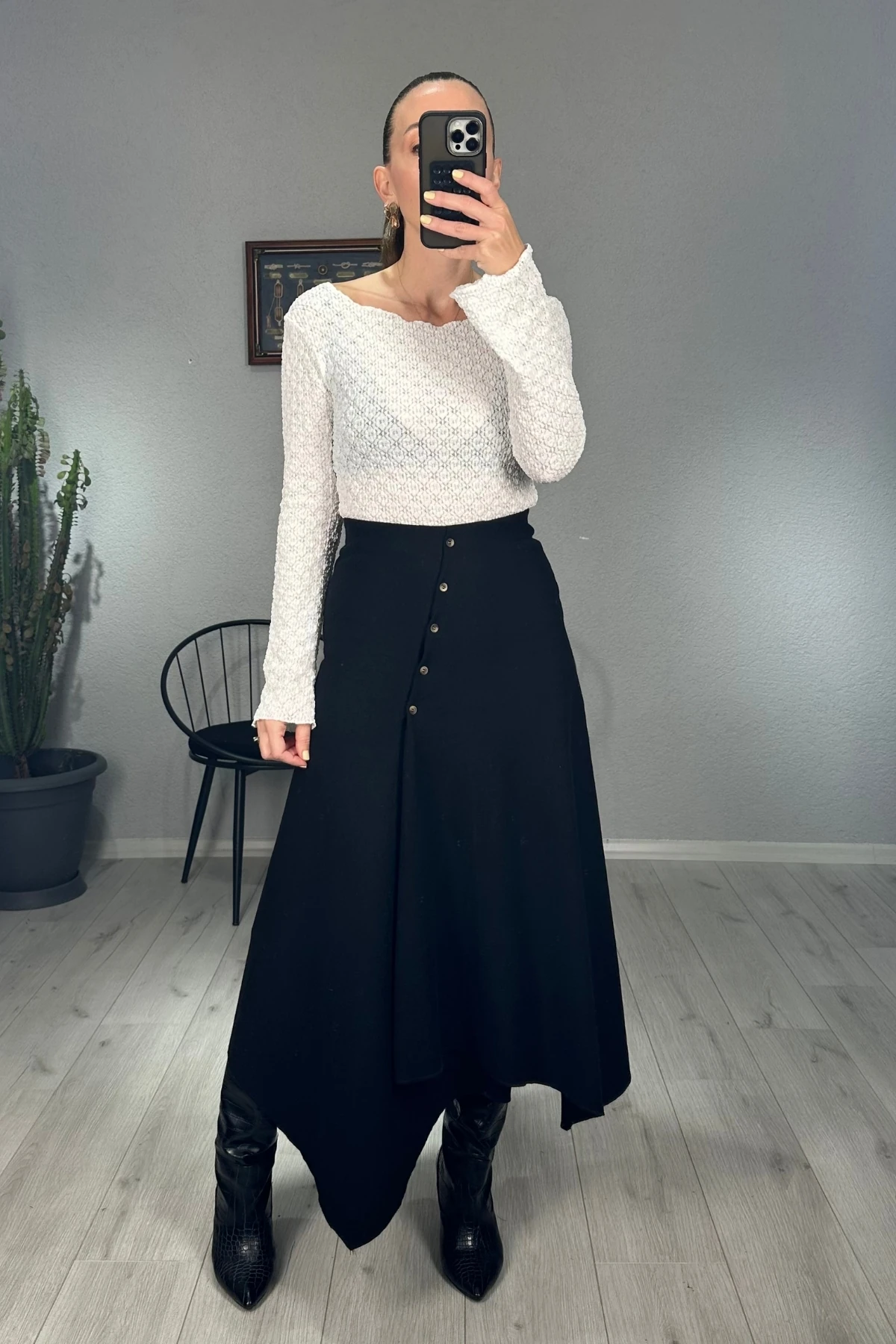 Önü Düğmeli Asimetrik Kesim Etek - Siyah