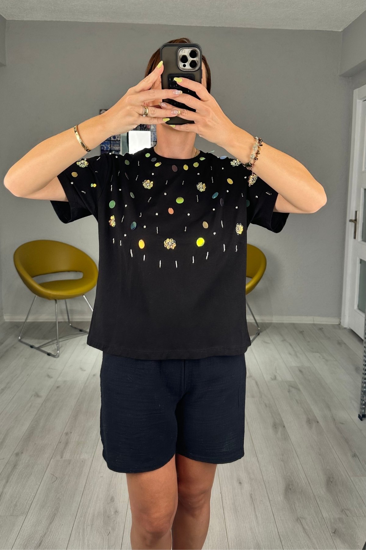 Pul Detaylı Tişört