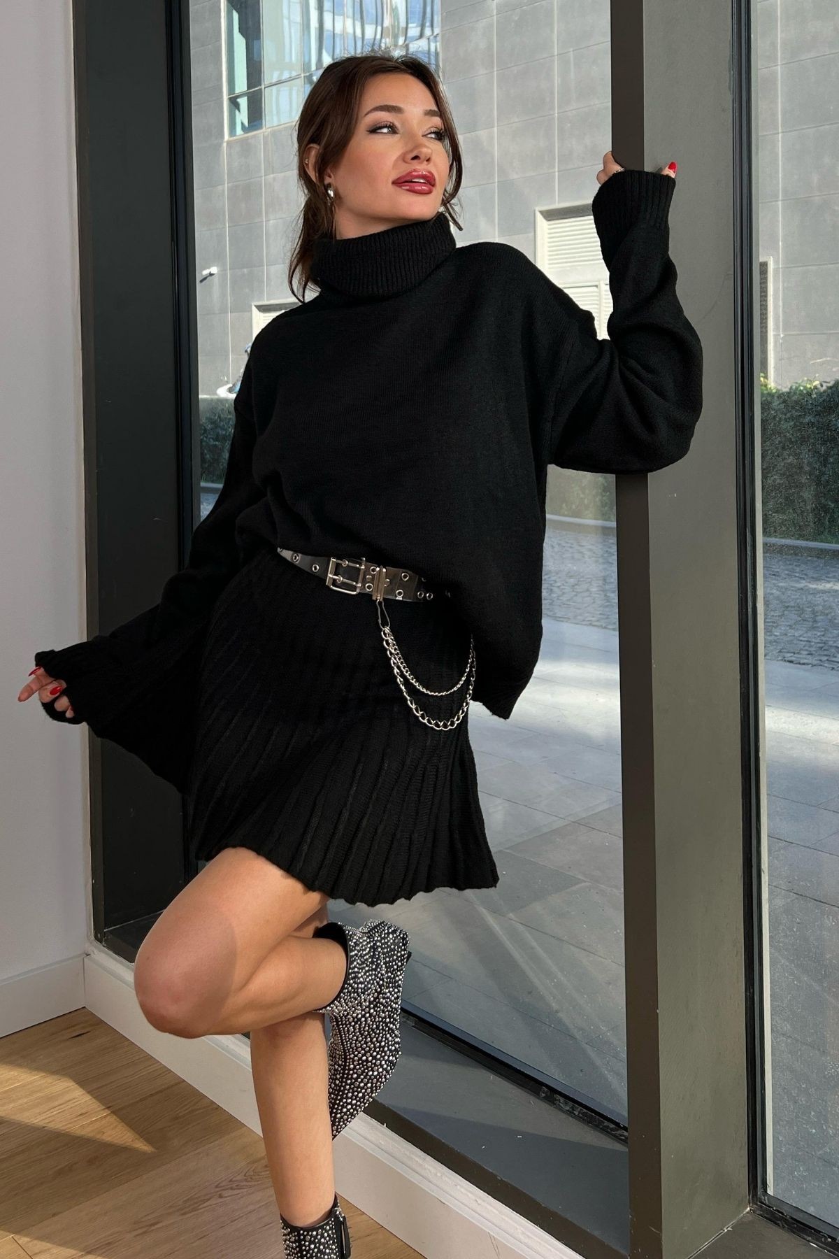 Boğazlı Oversize Kazak ve Pileli Yüksek Bel Mini Etek Kadın Triko Takım - Siyah