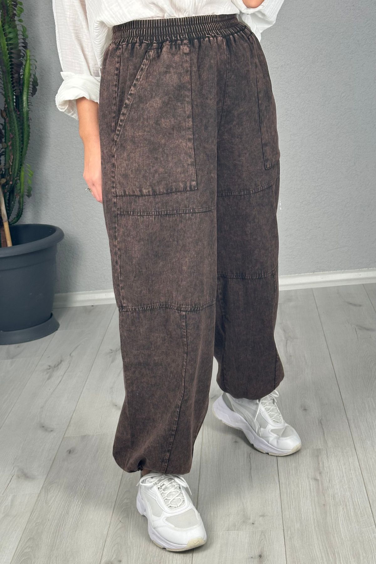 Paçası Lastik Detaylı Gabardin Pantolon