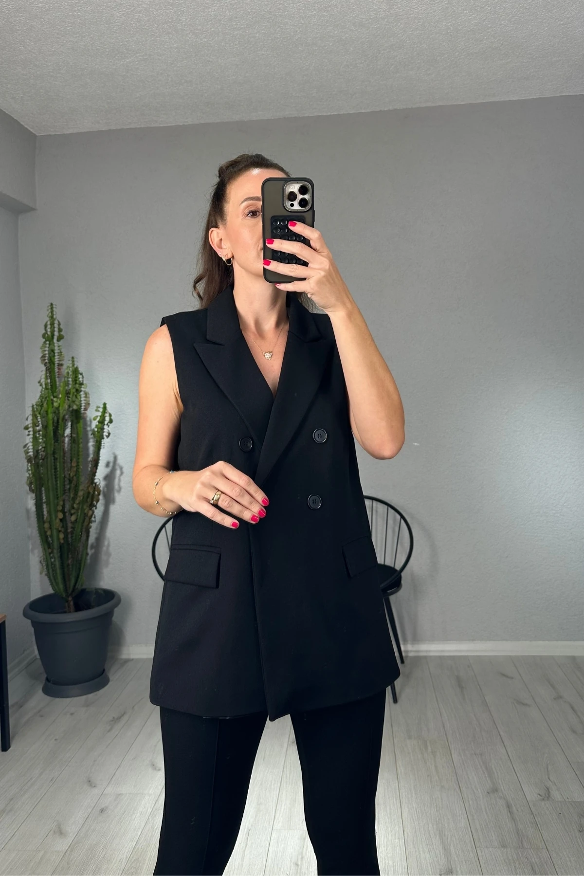 Krep Kumaş  Cep Kapaklı Yelek - Siyah