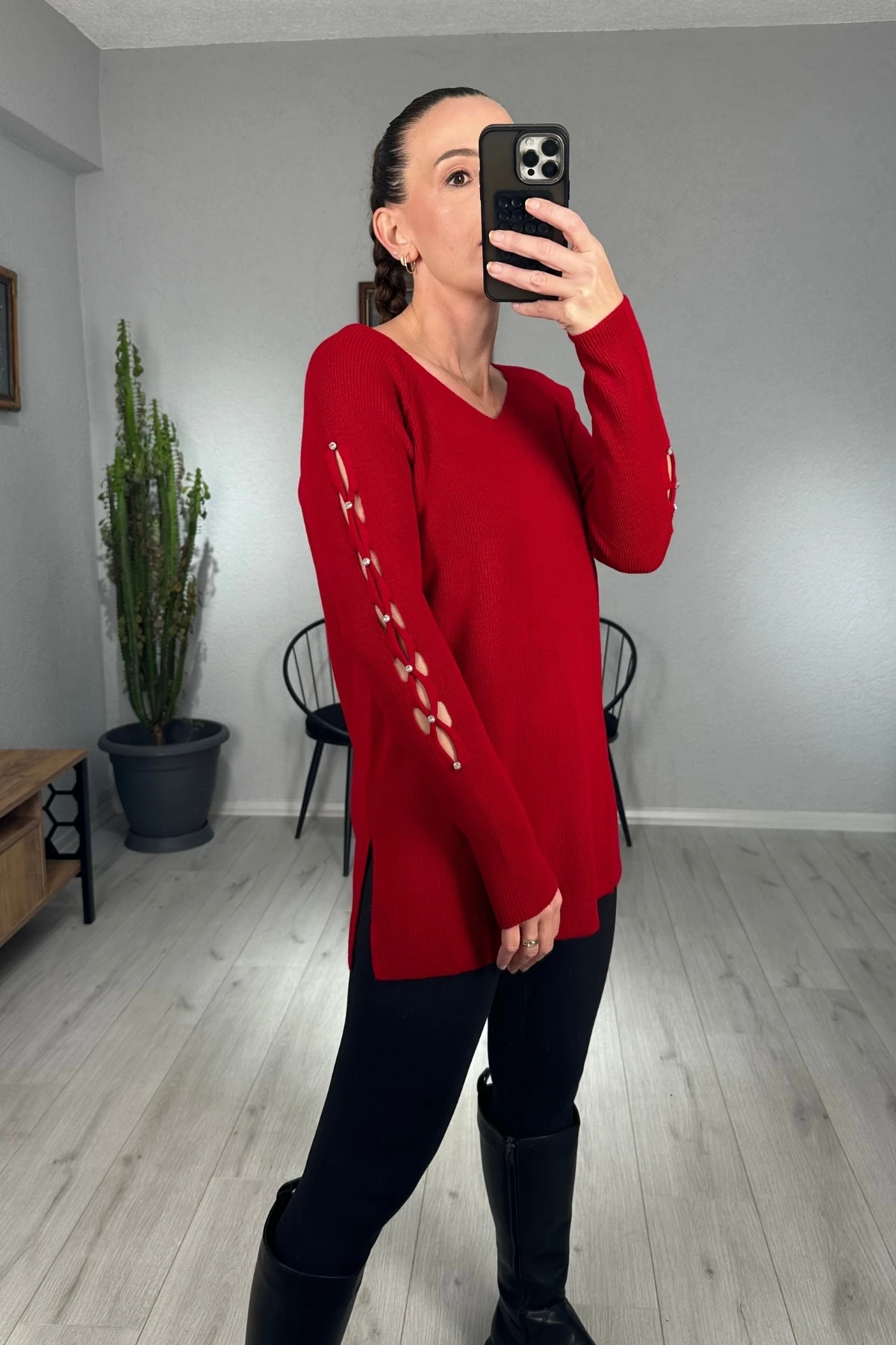 Kolu Taş işlemeli V Yaka Triko Kazak 