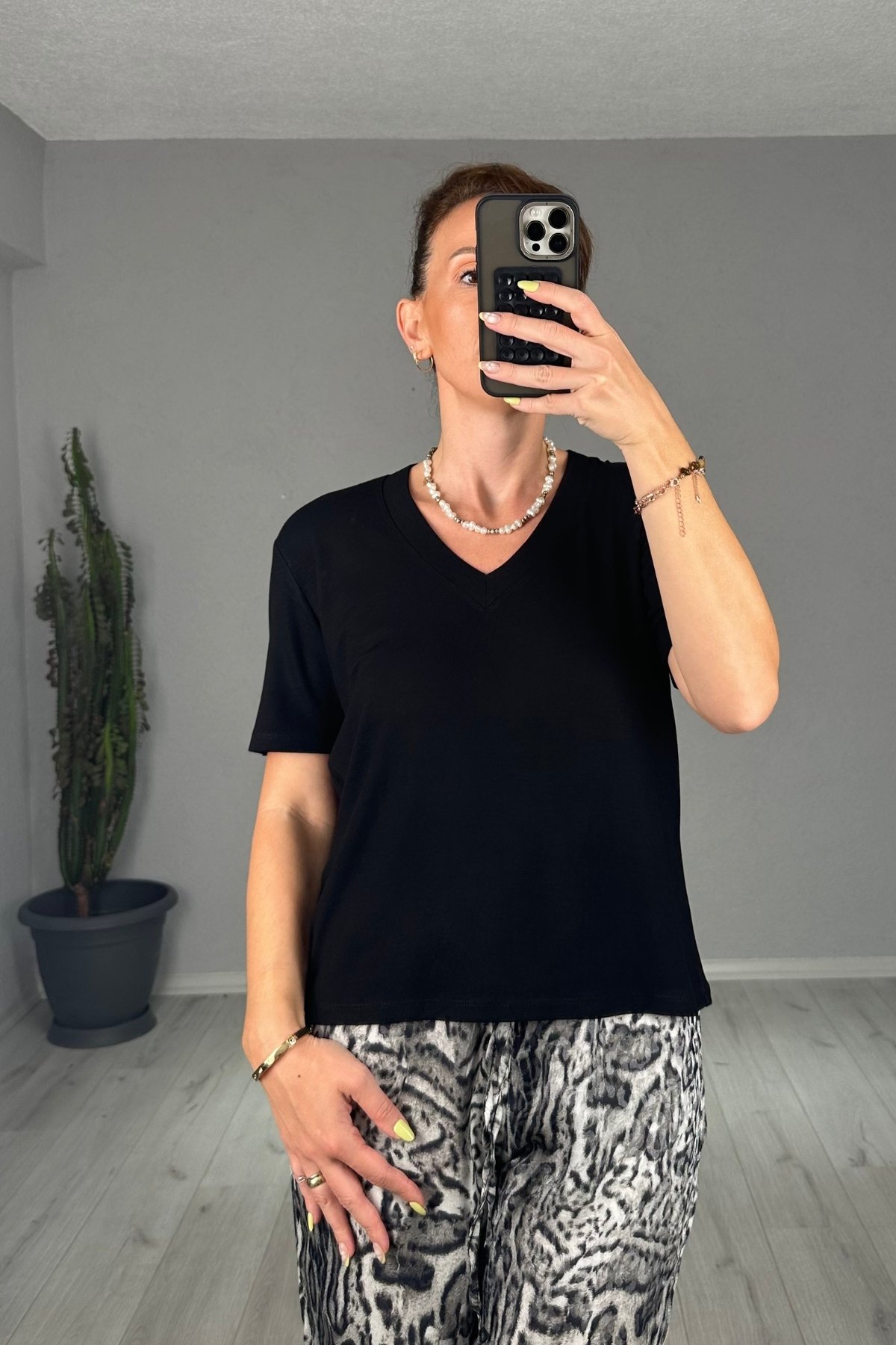 Modal Kumaş V Yaka Basic Tişört 