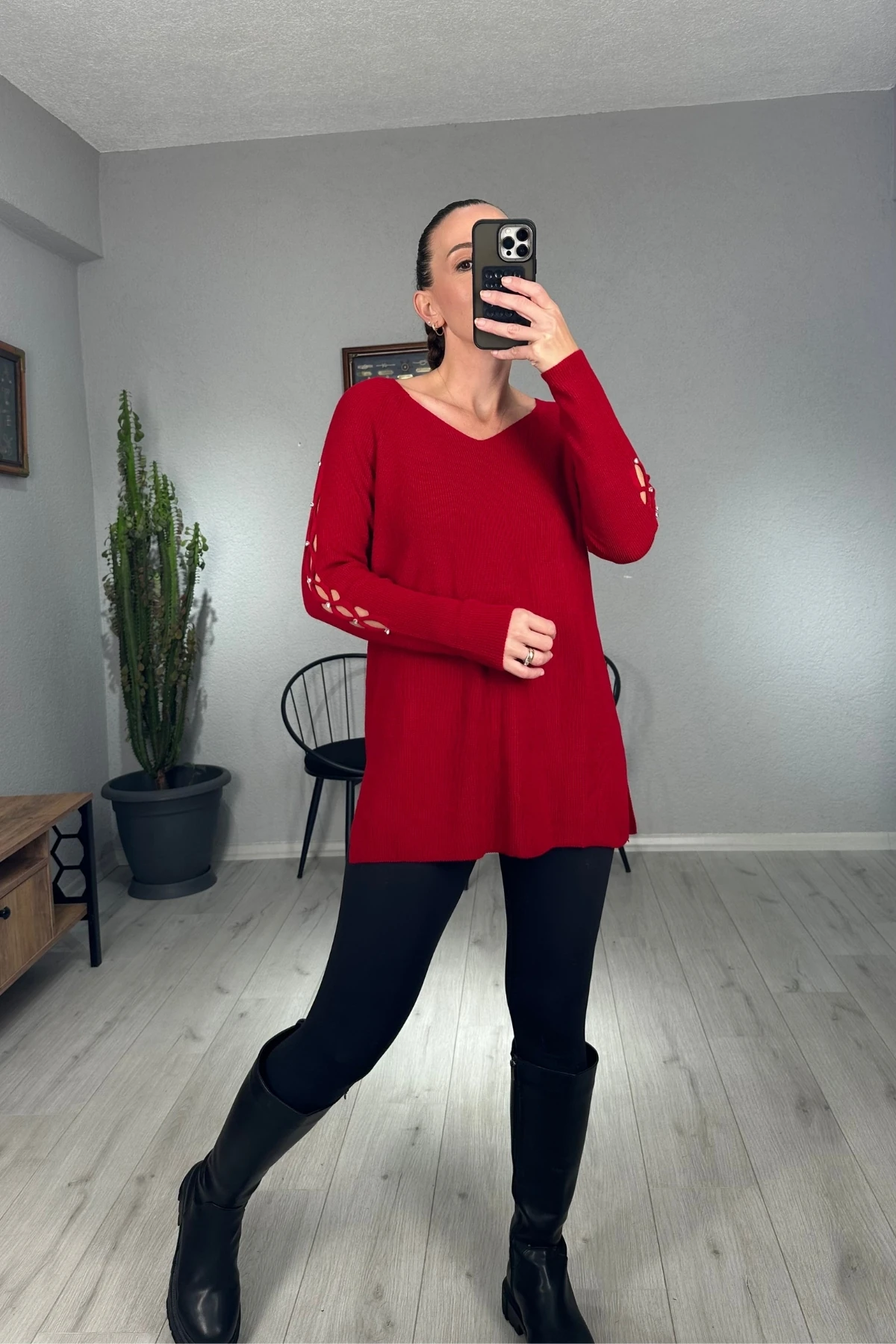 Kolu Taş işlemeli V Yaka Triko Kazak  - kırmızı