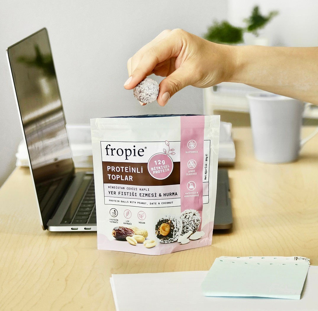 Toptan - Proteinli Meyve Topları - Hindistan Cevizi Kaplı & Yer Fıstığı Ezmeli 80 gr 12 Adet