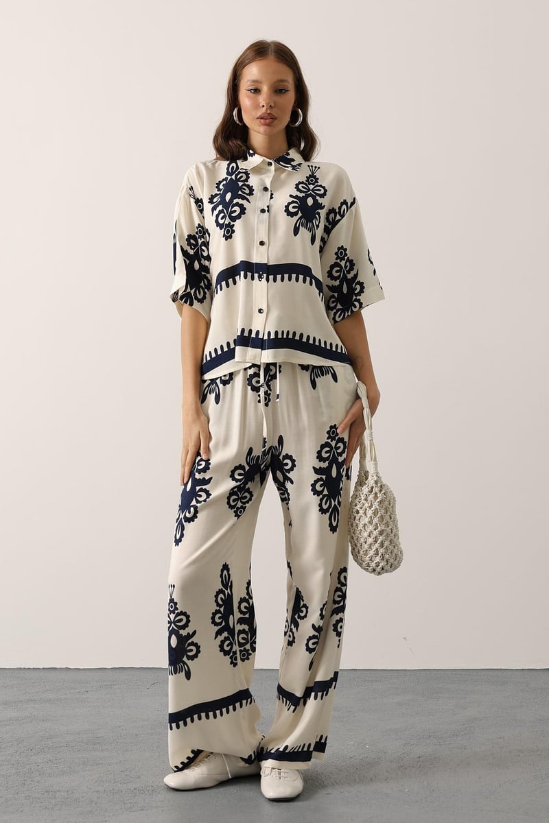 Desenli Kısa Kol Gömlekli Takım