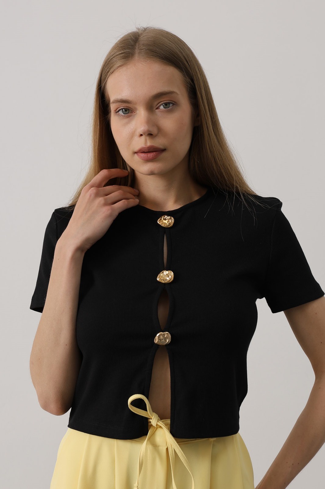 Kısa Kol Gold Düğme Detaylı Top Bluz