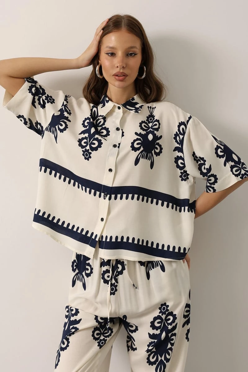 Desenli Kısa Kol Gömlekli Takım