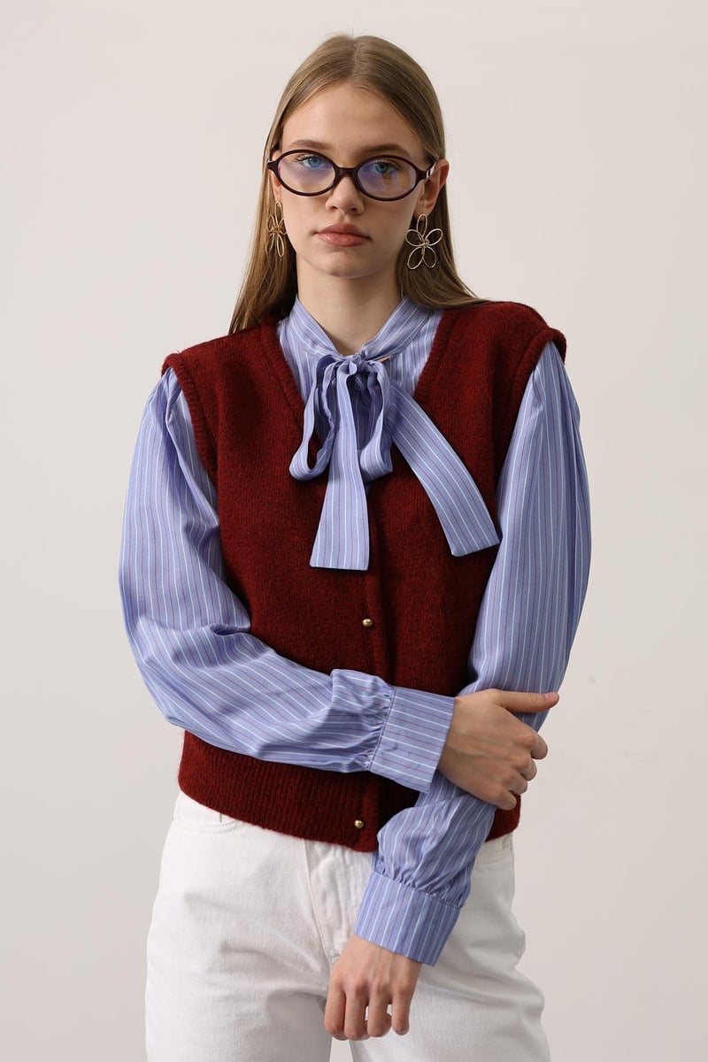 Yelek Detaylı Çizgili Yakası Bağlamalı Gömlek