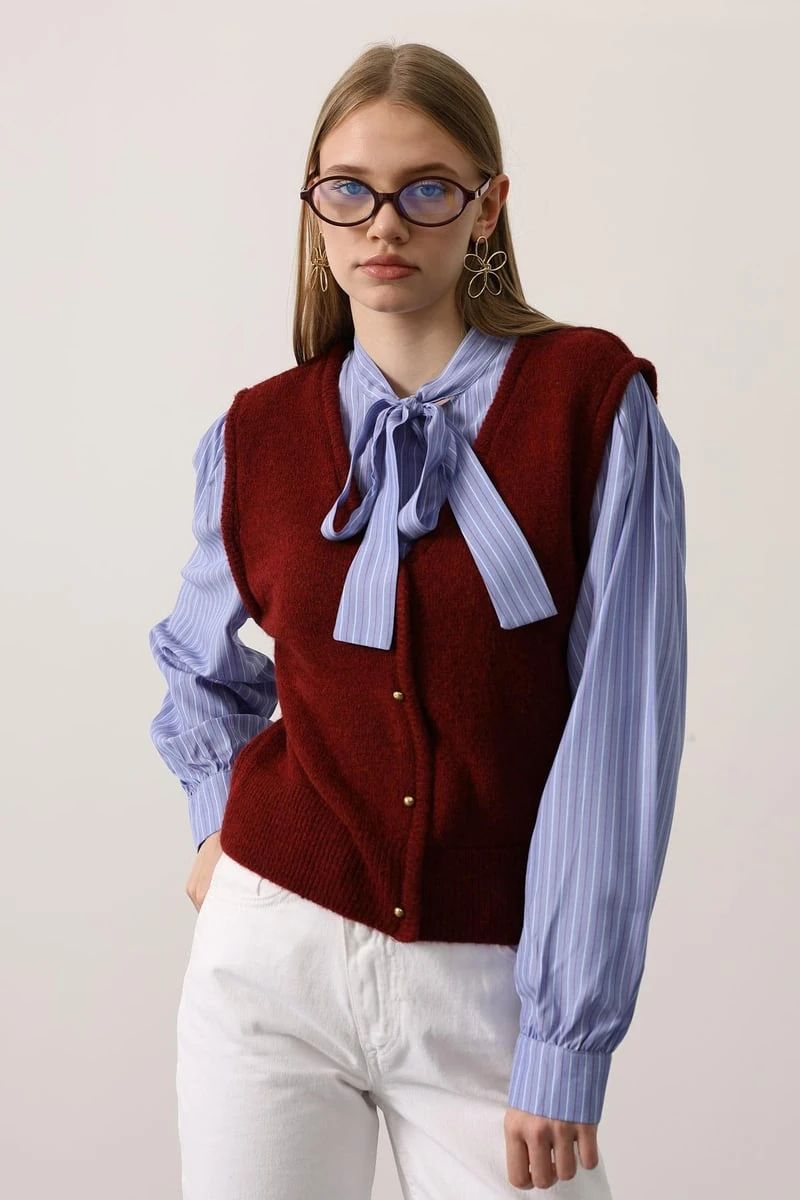 Yelek Detaylı Çizgili Yakası Bağlamalı Gömlek