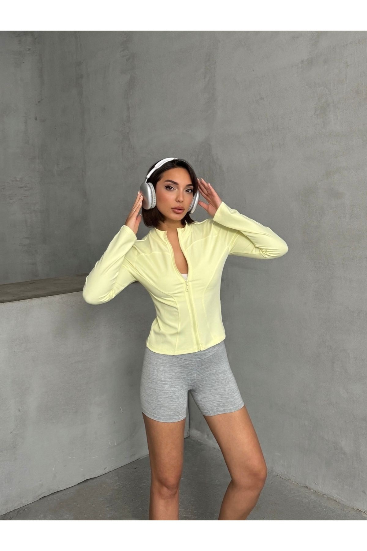 Sarı Vücuda Oturan Fermuarlı Dik Yaka Örme Spor Üst/Bluz MISSCE05922